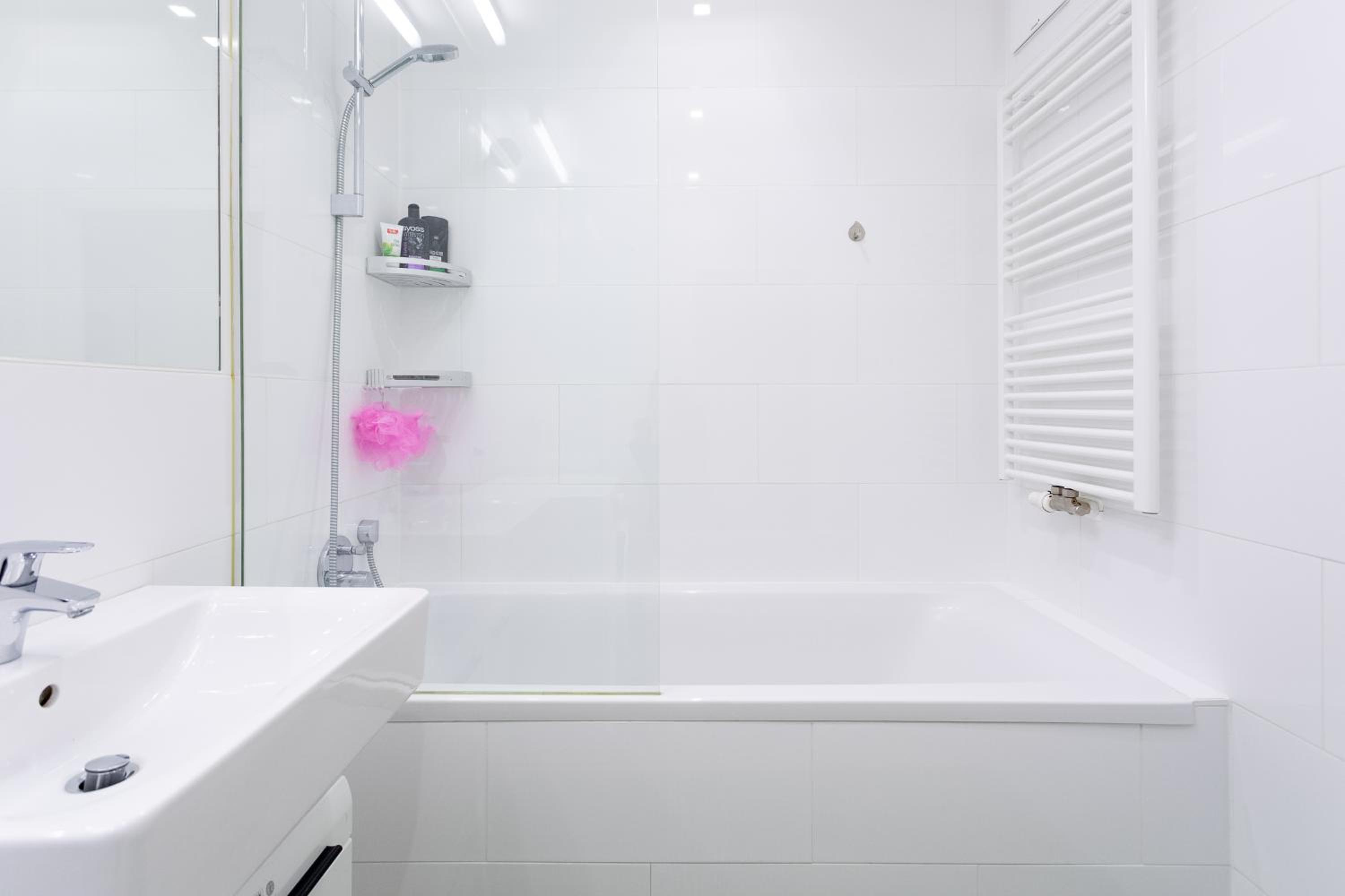 Private room with AC- microwave, personal fridge & metro access - 7 min to center
