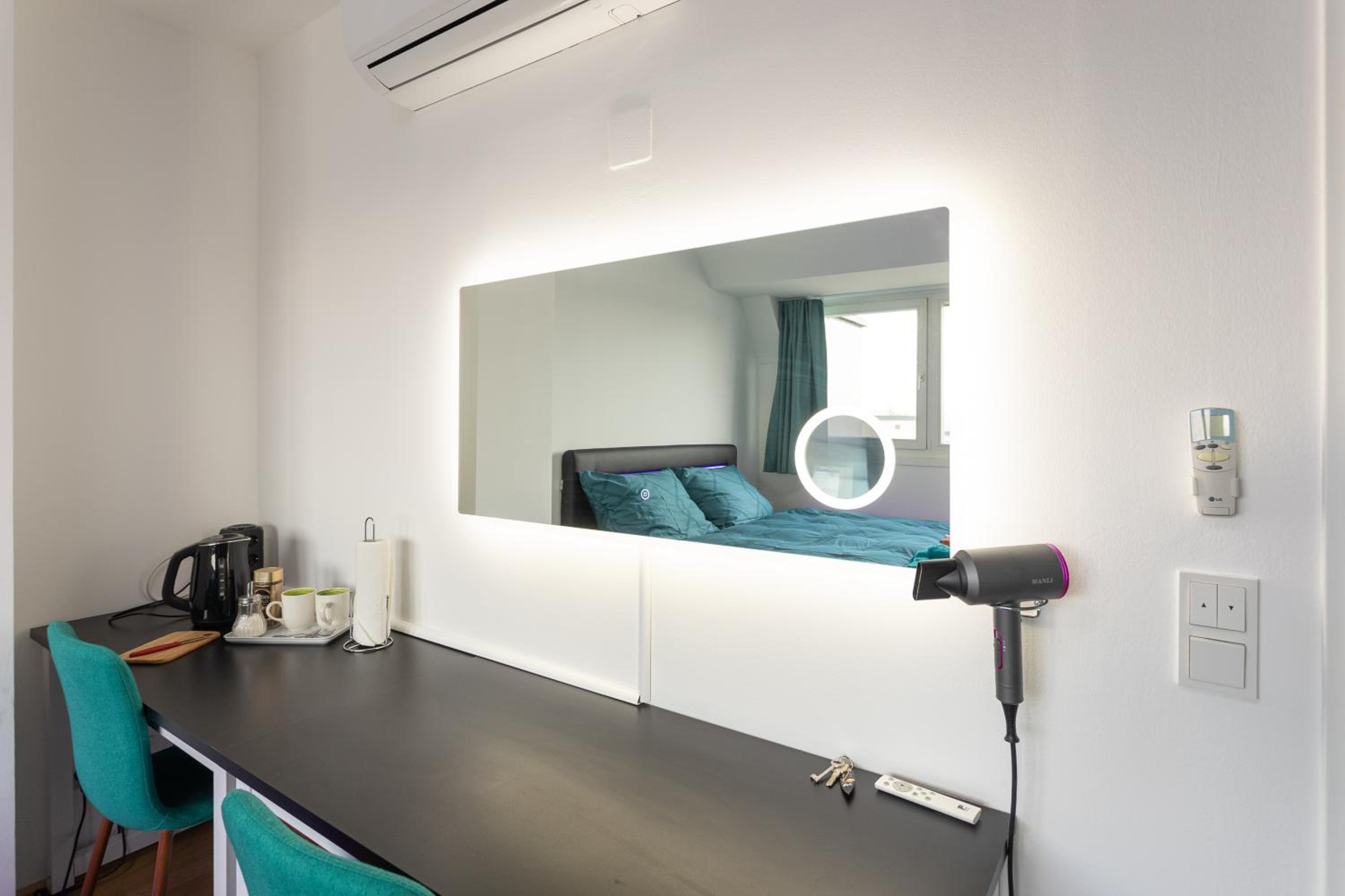 Private room with AC- microwave, personal fridge & metro access - 7 min to center