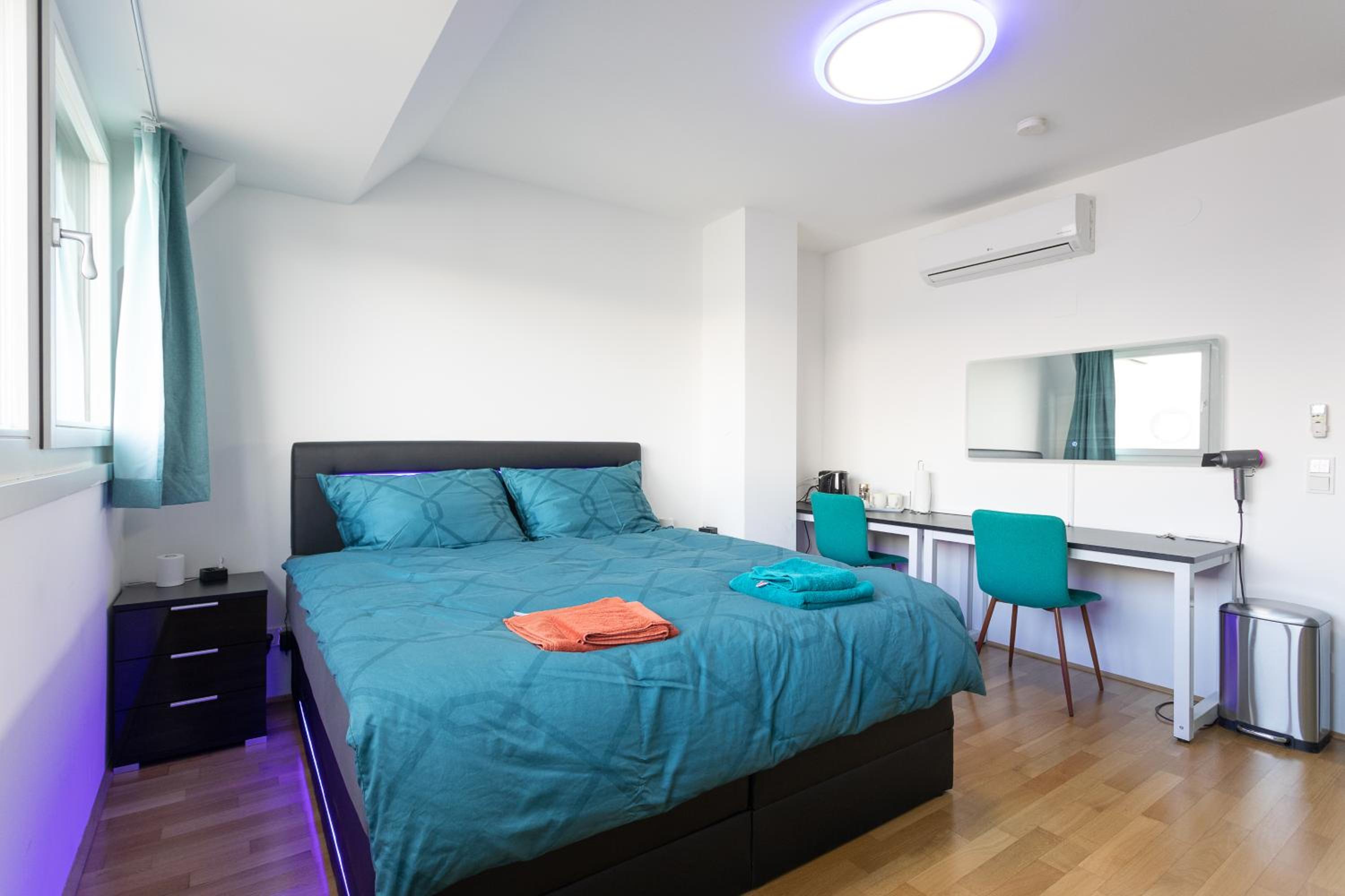 Private room with AC- microwave, personal fridge & metro access - 7 min to center