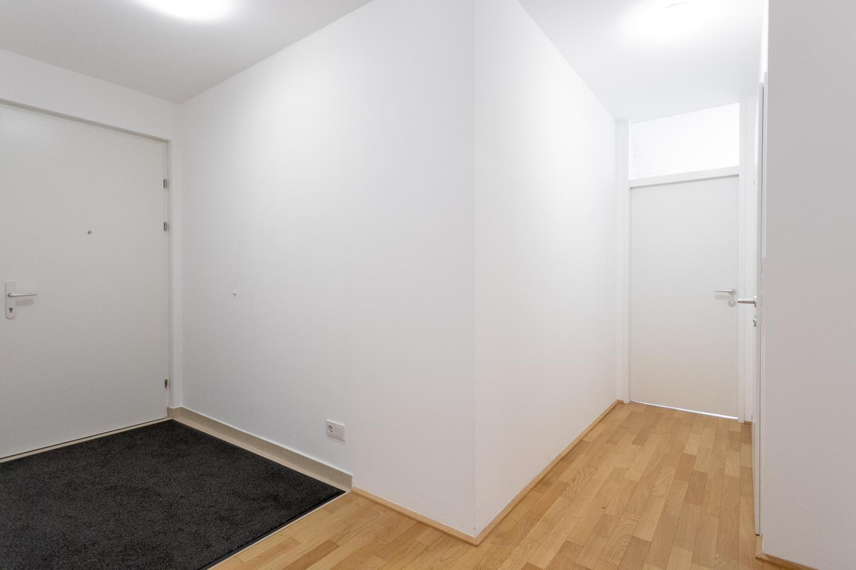 Private room with AC- microwave, personal fridge & metro access - 7 min to center