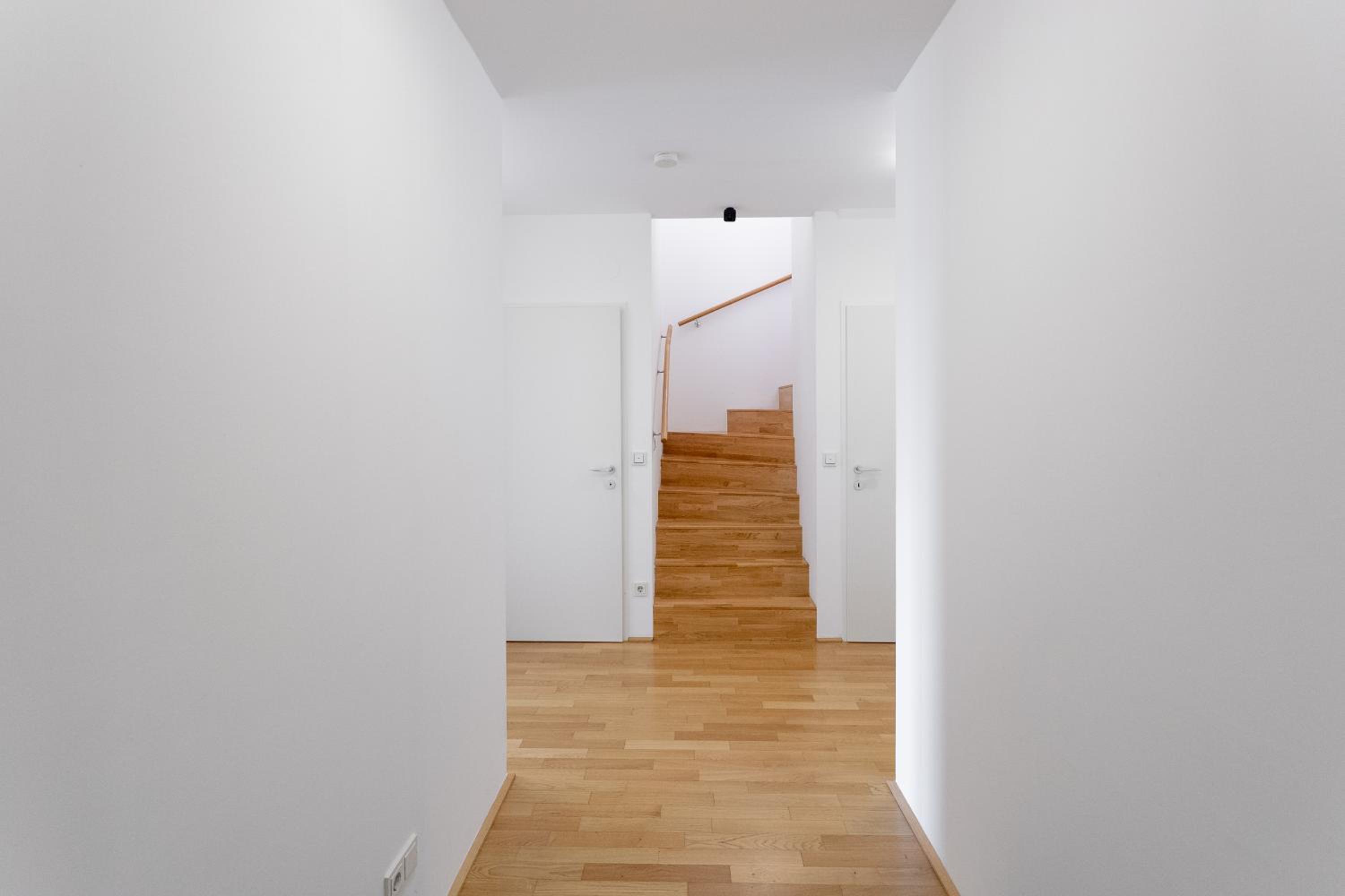 Private room with AC- microwave, personal fridge & metro access - 7 min to center
