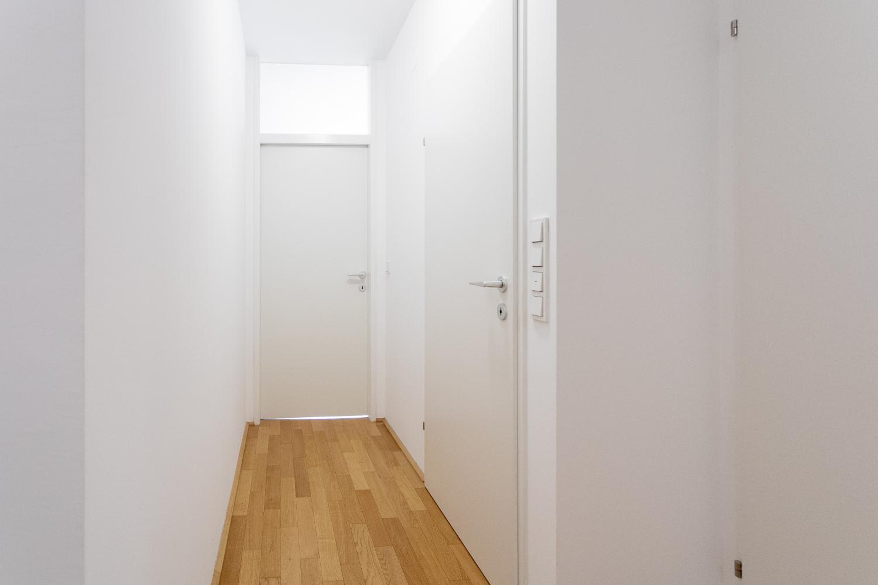 Private room with AC- microwave, personal fridge & metro access - 7 min to center