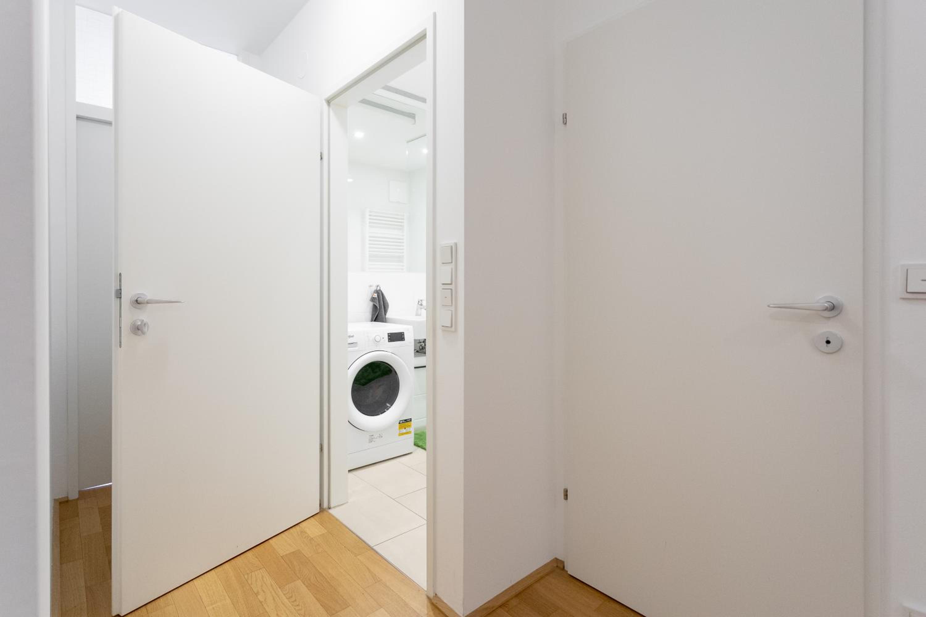 Private room with AC- microwave, personal fridge & metro access - 7 min to center