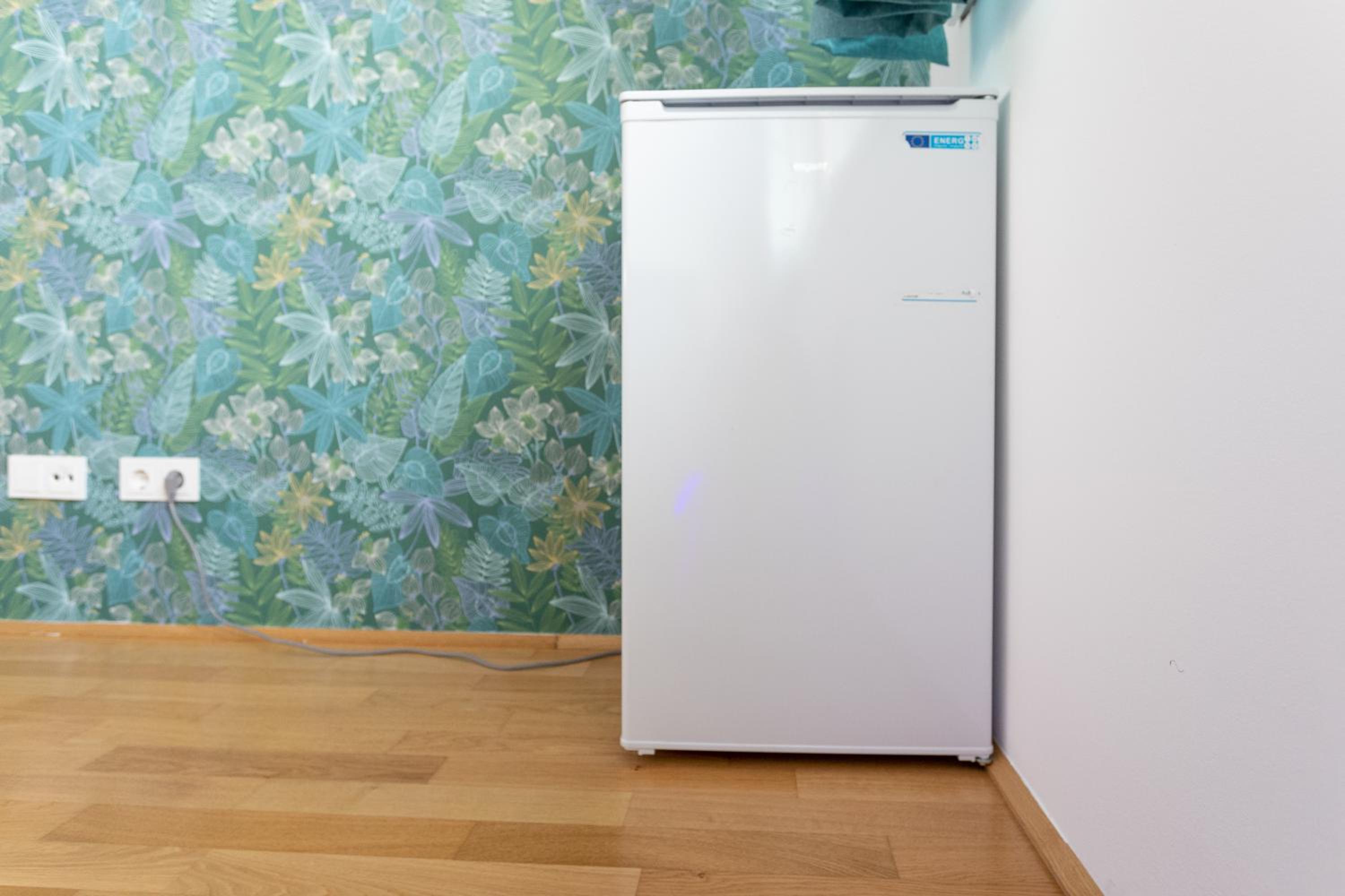 Private room with AC- microwave, personal fridge & metro access - 7 min to center