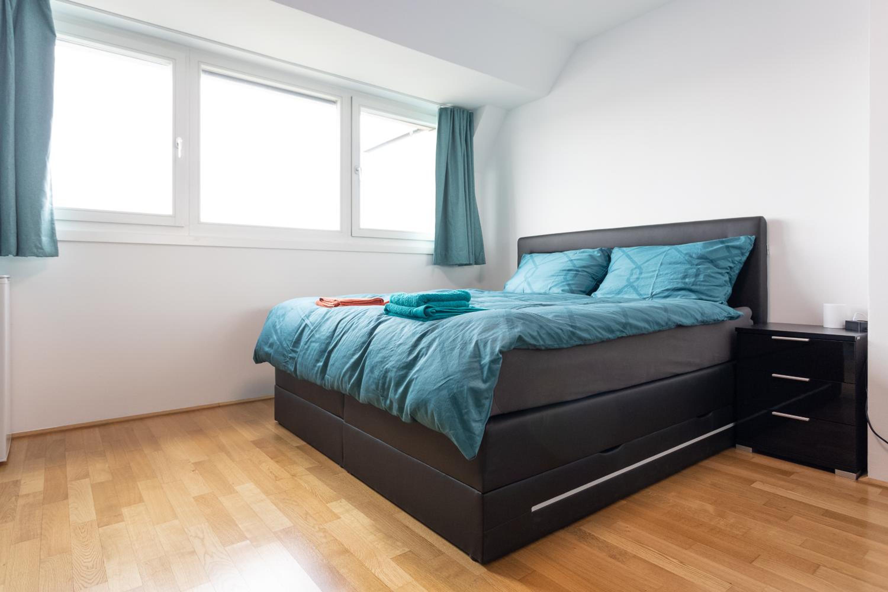 Private room with AC- microwave, personal fridge & metro access - 7 min to center