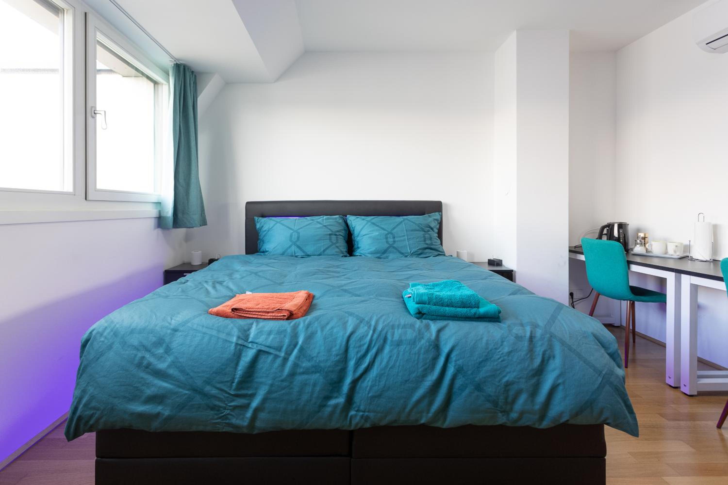 Private room with AC- microwave, personal fridge & metro access - 7 min to center
