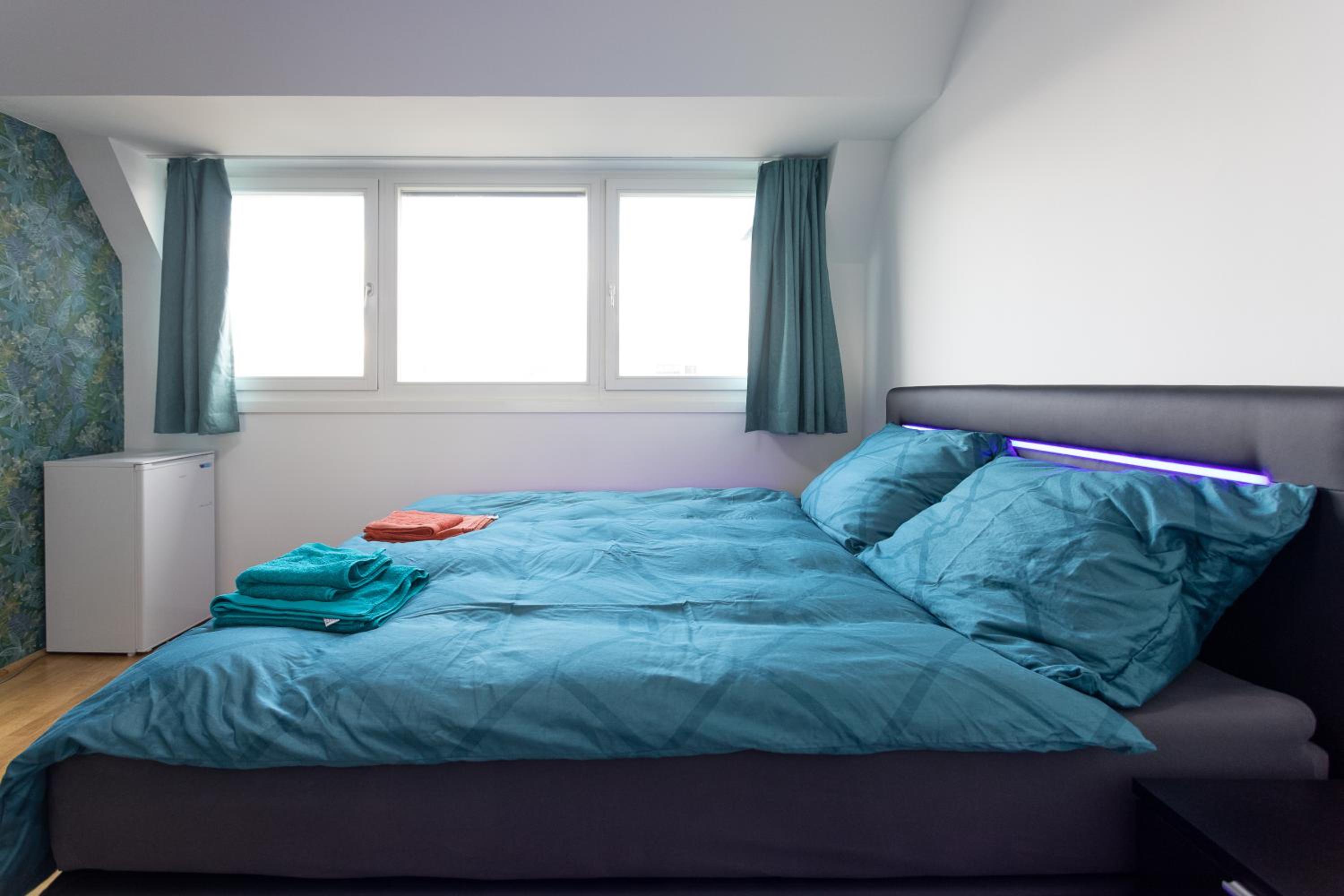 Private room with AC- microwave, personal fridge & metro access - 7 min to center