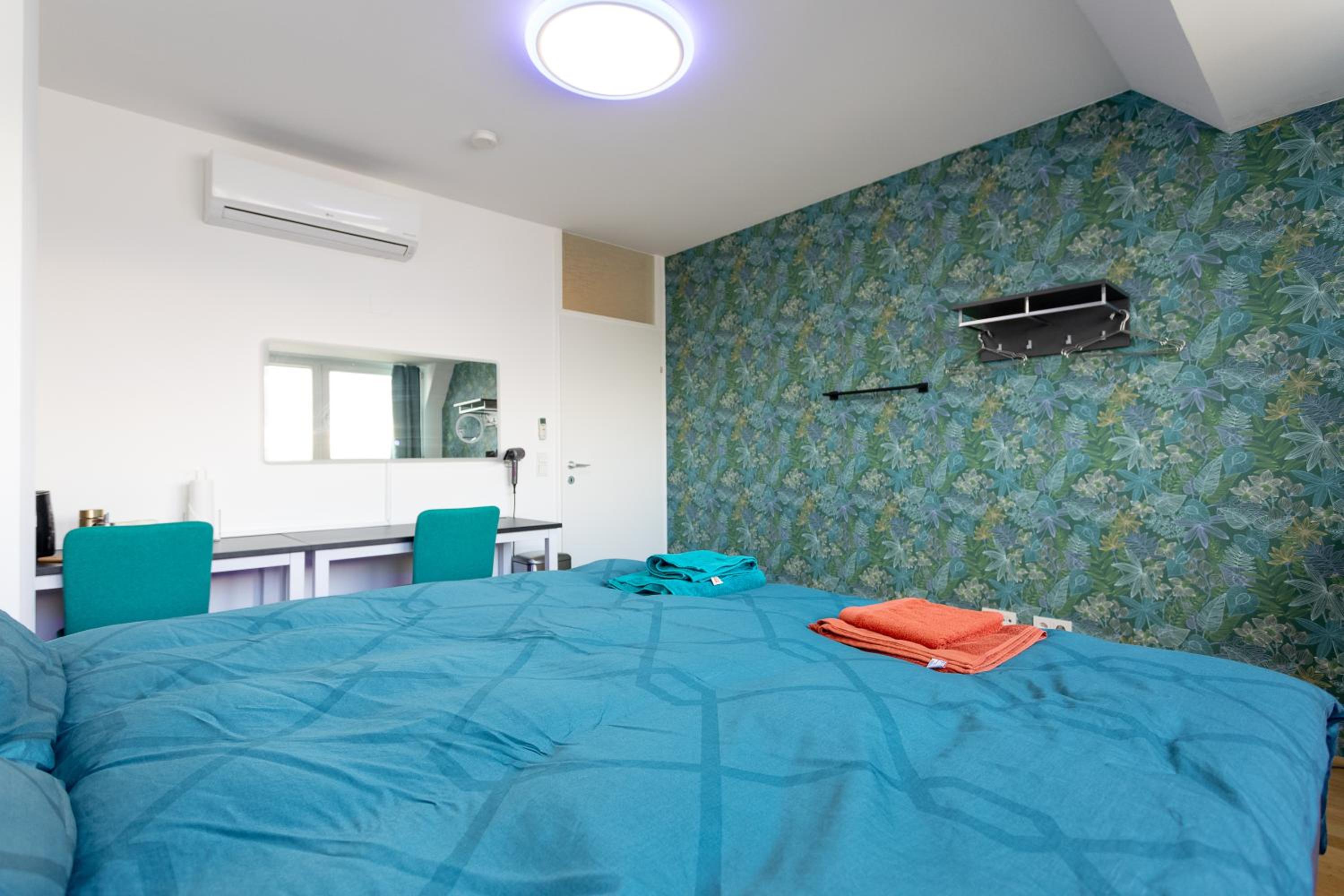 Private room with AC- microwave, personal fridge & metro access - 7 min to center