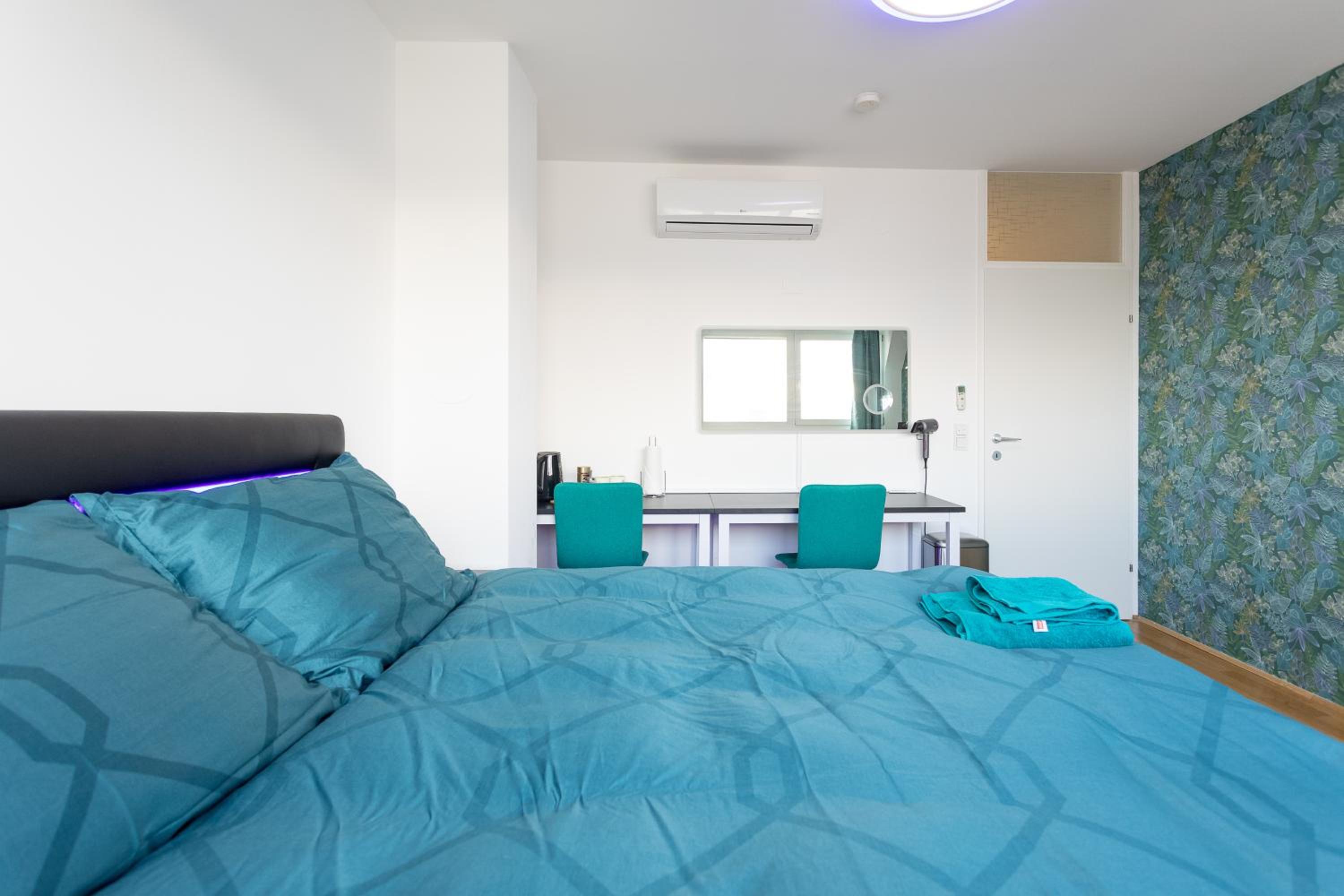 Private room with AC- microwave, personal fridge & metro access - 7 min to center