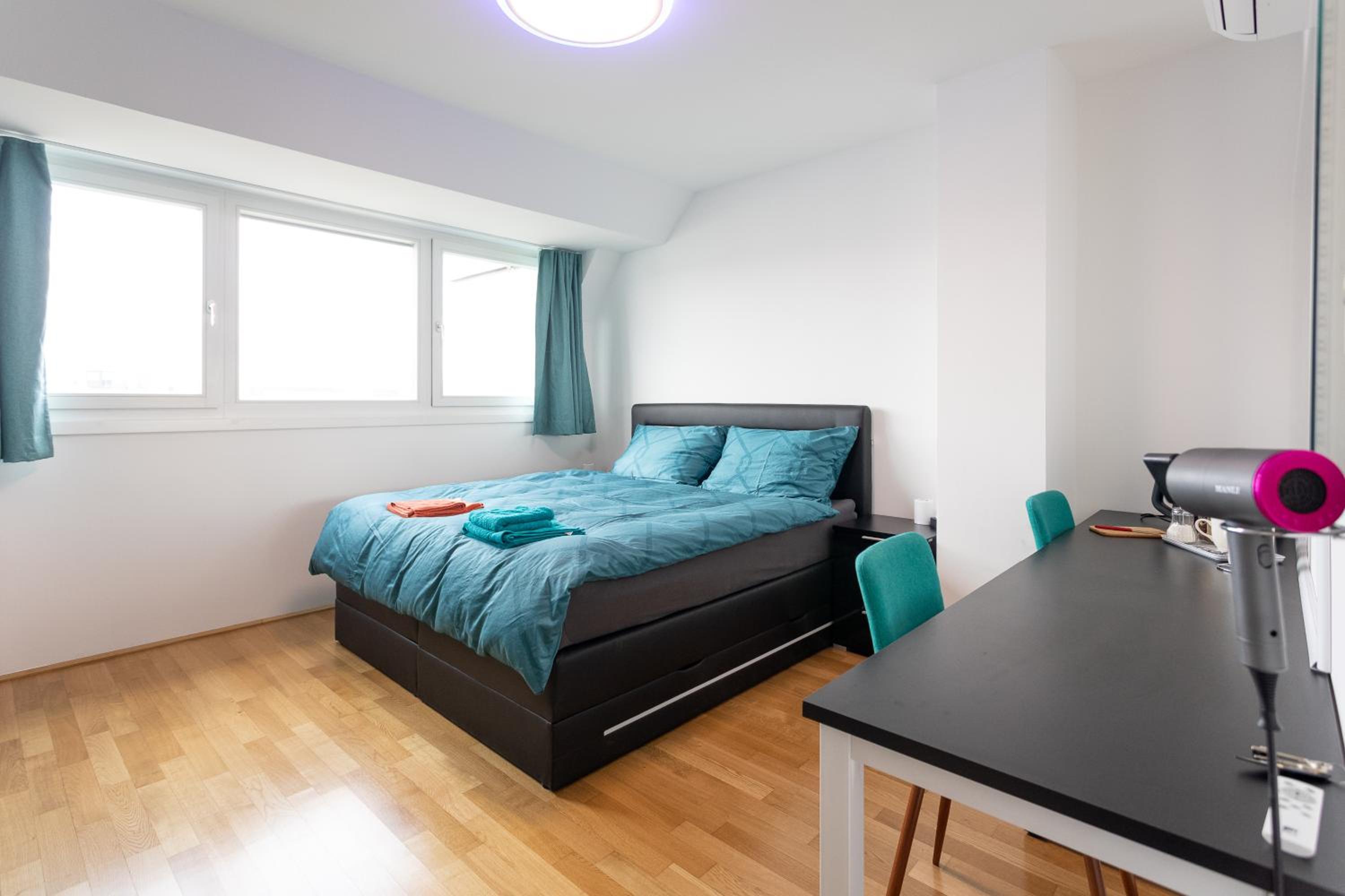 Private room with AC- microwave, personal fridge & metro access - 7 min to center