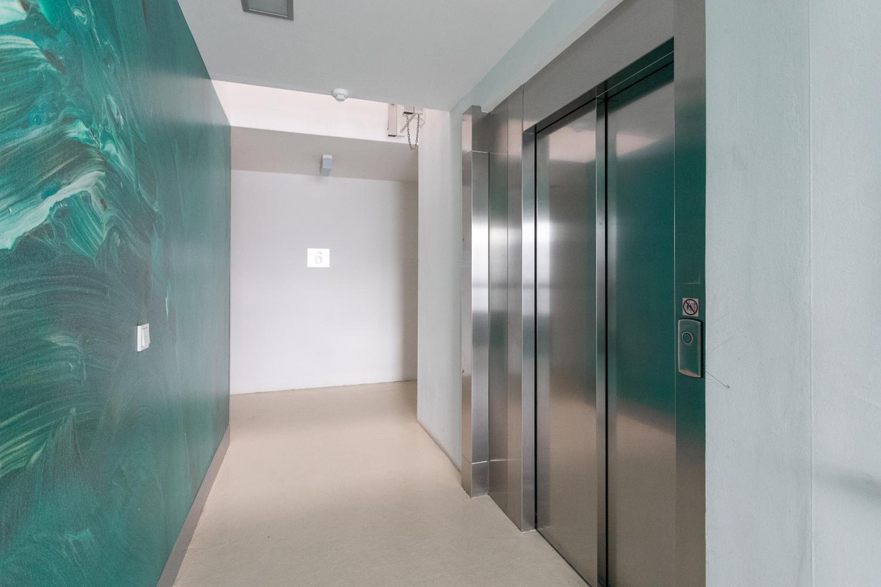 Private room with AC- microwave, personal fridge & metro access - 7 min to center