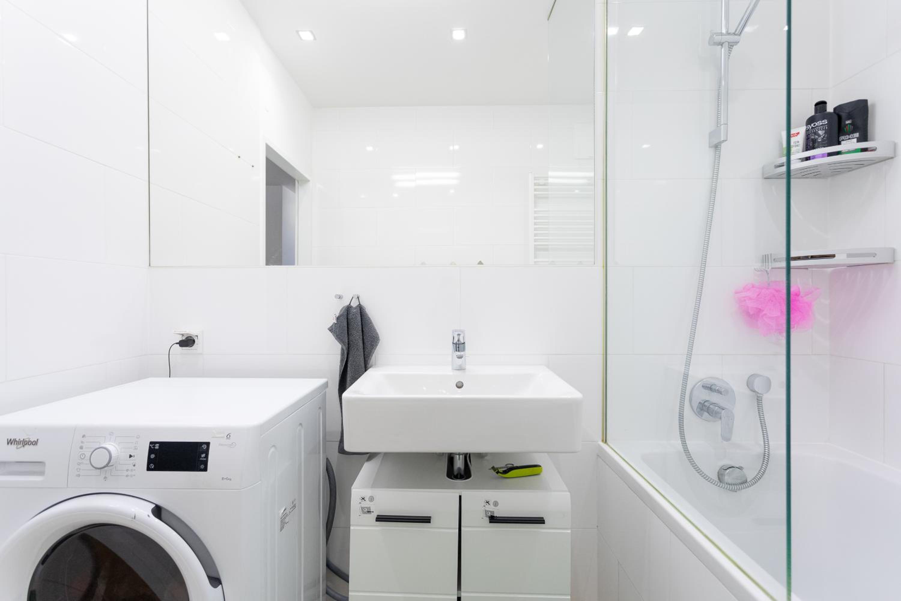 Private room with AC- microwave, personal fridge & metro access - 7 min to center