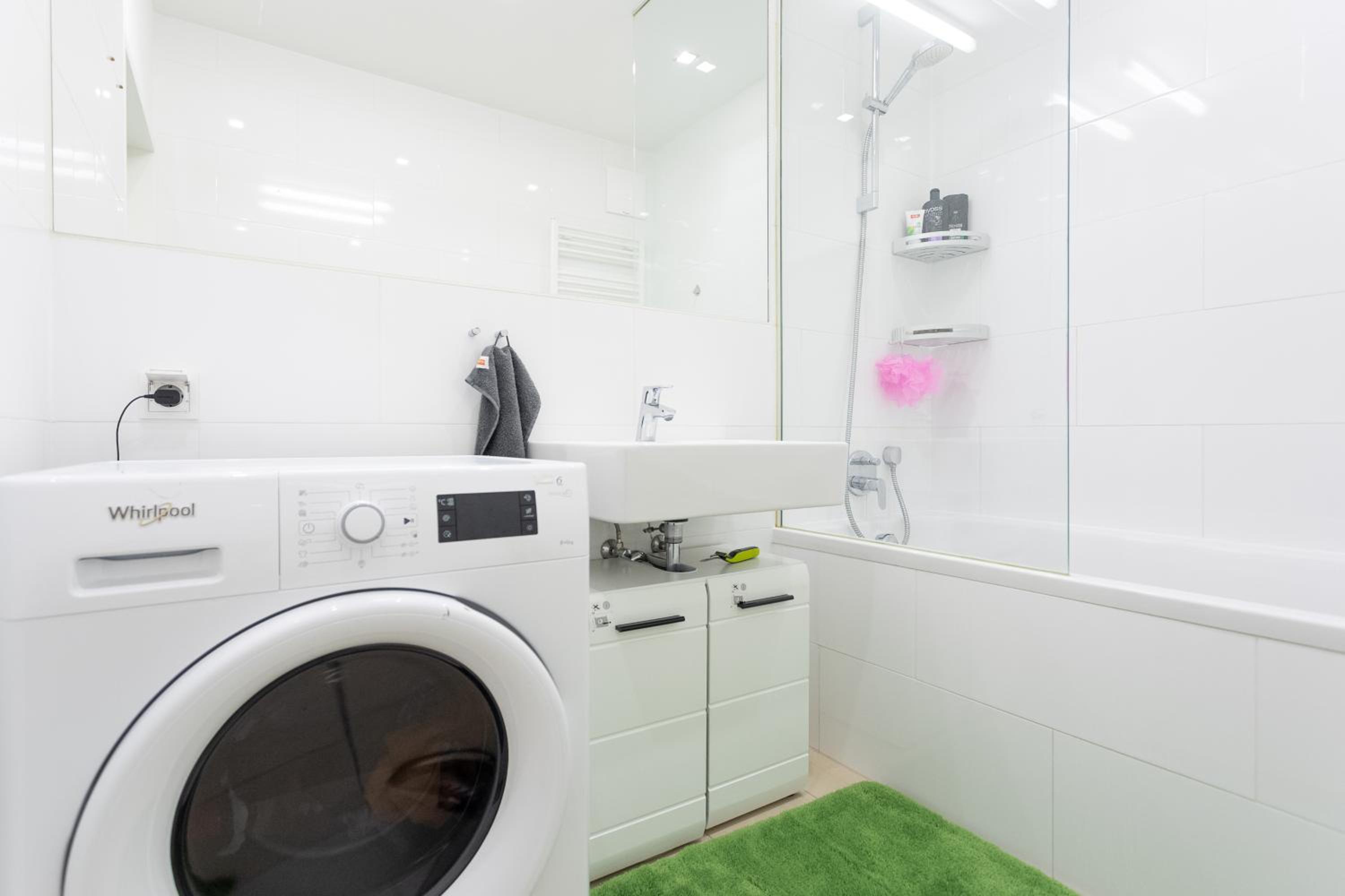 Private room with AC- microwave, personal fridge & metro access - 7 min to center