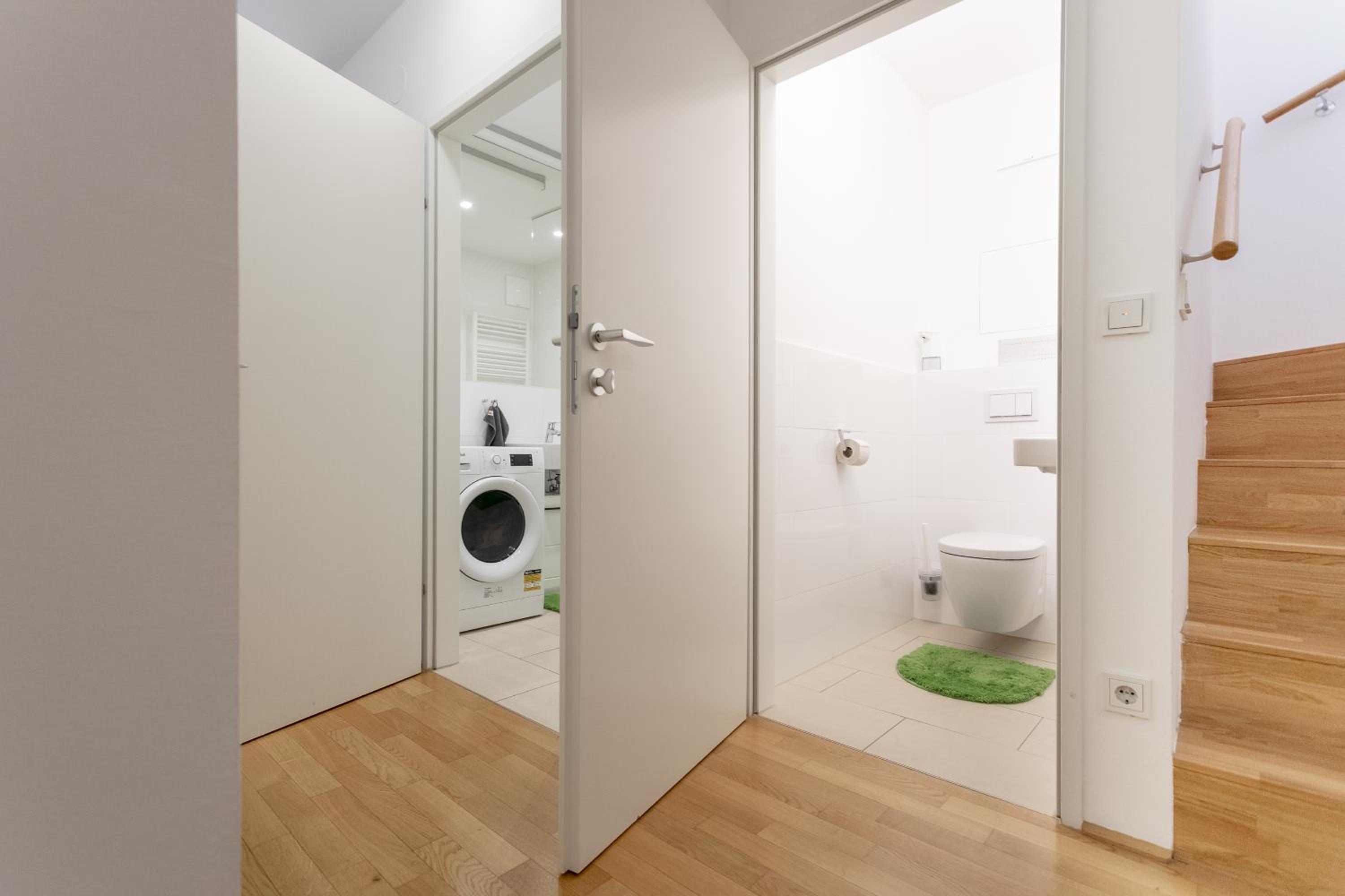 Private room with AC- microwave, personal fridge & metro access - 7 min to center