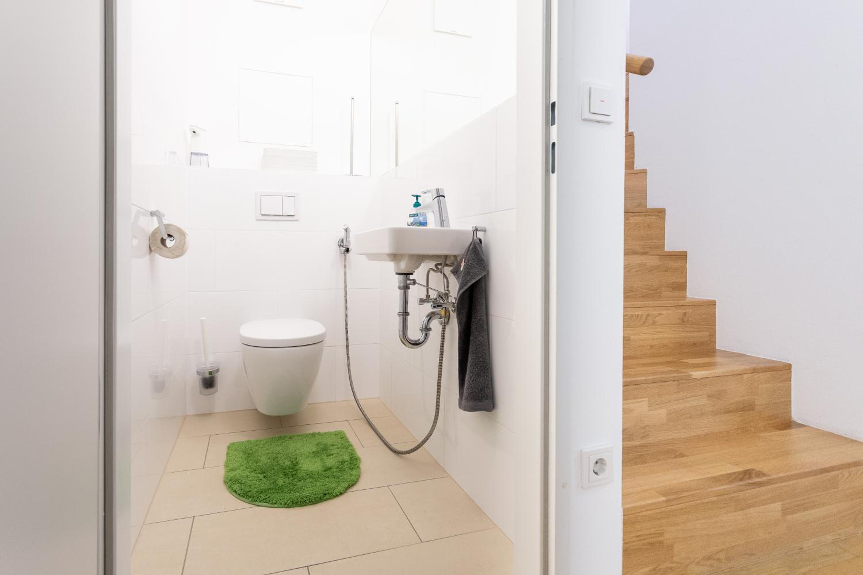 Private room with AC- microwave, personal fridge & metro access - 7 min to center