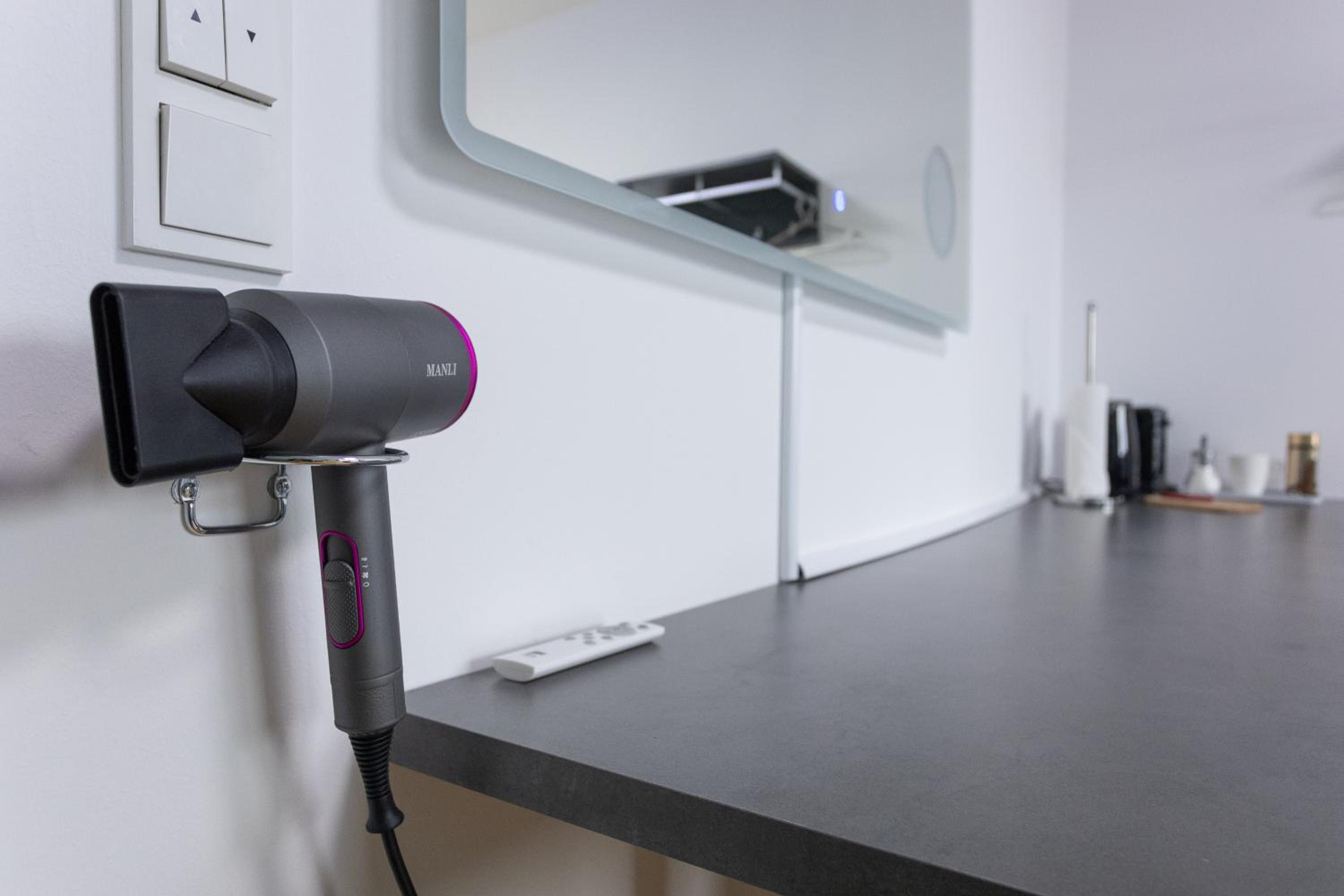 Private room with AC- microwave, personal fridge & metro access - 7 min to center