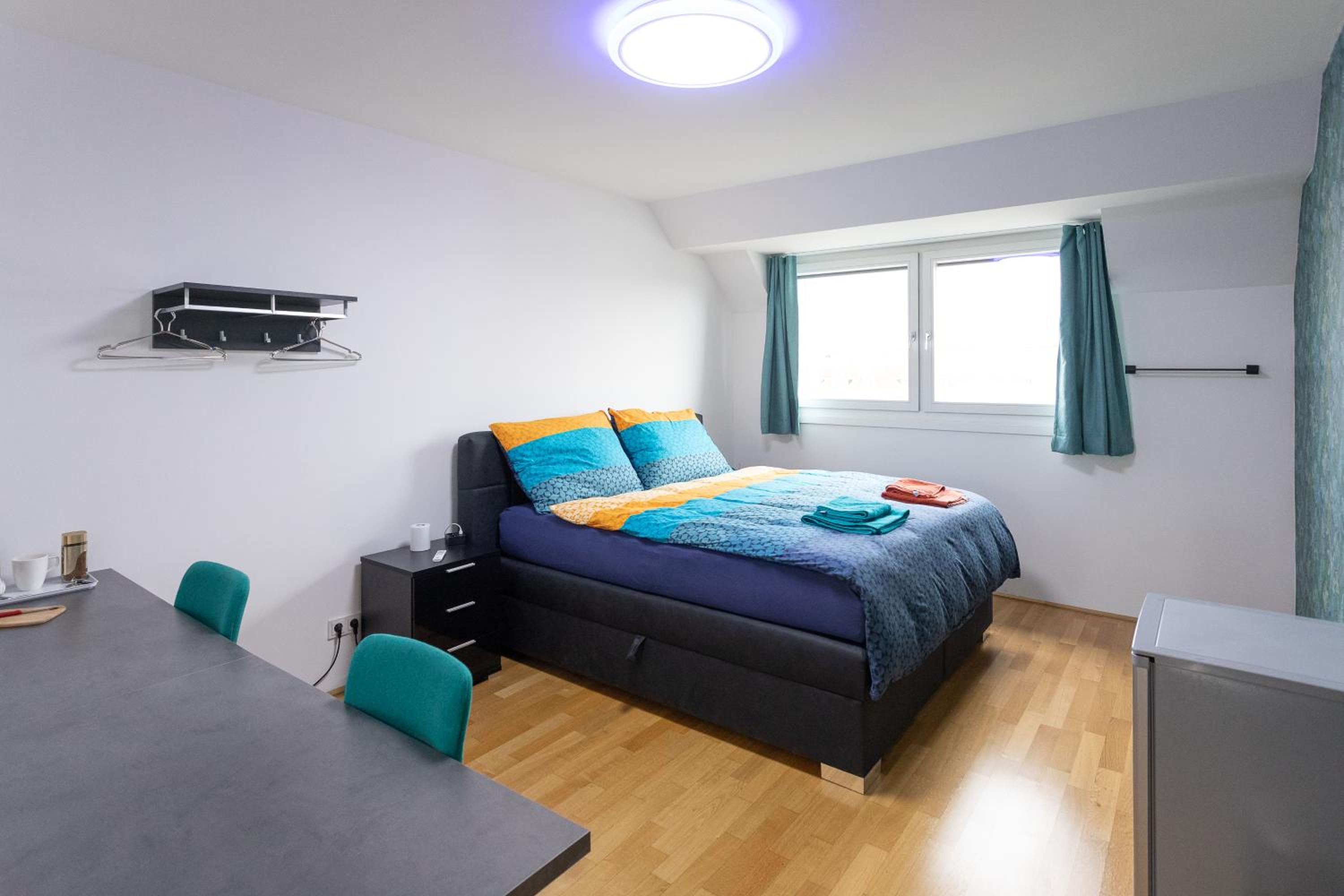 Private room with AC- microwave, personal fridge & metro access - 7 min to center