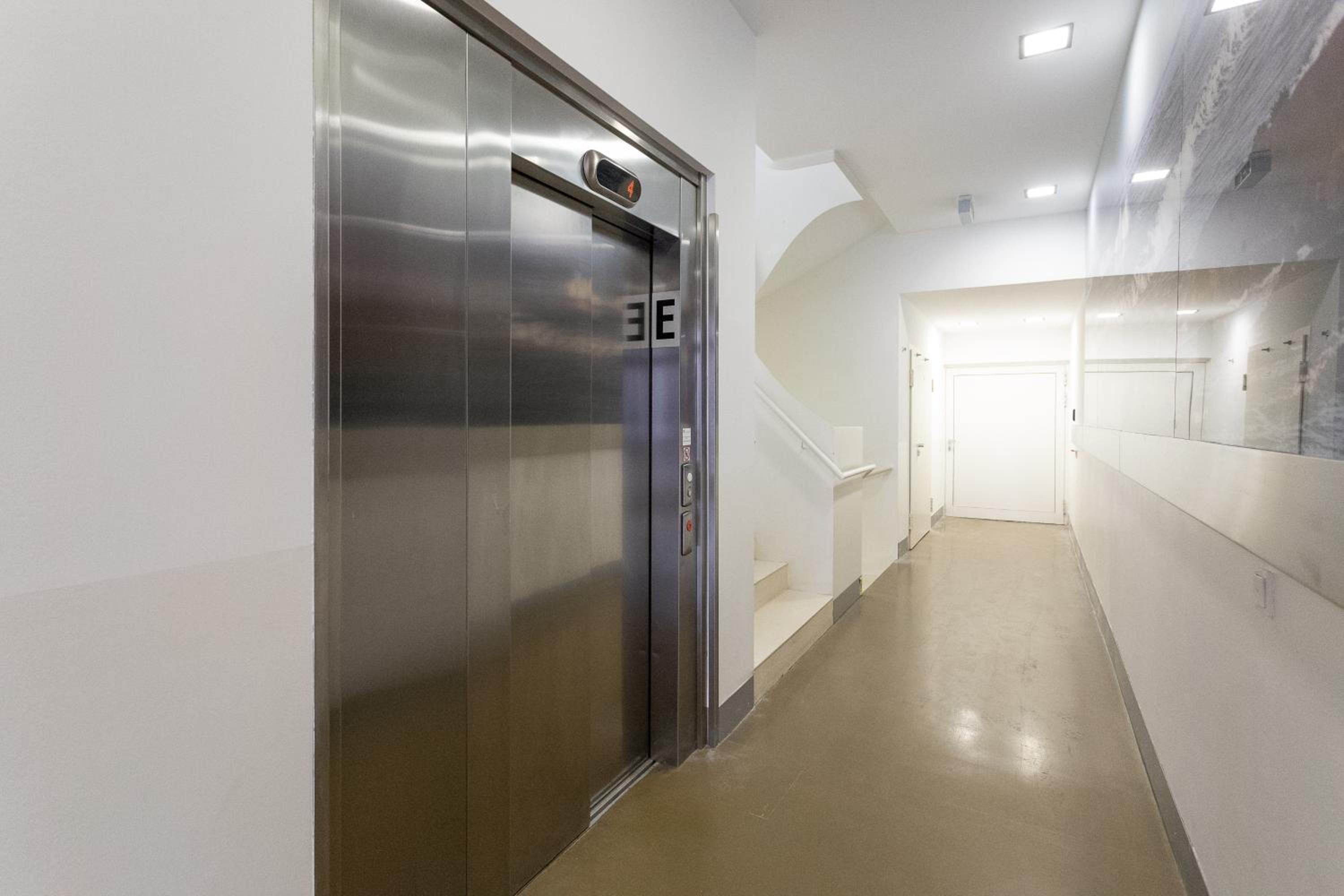 Private room with AC- microwave, personal fridge & metro access - 7 min to center