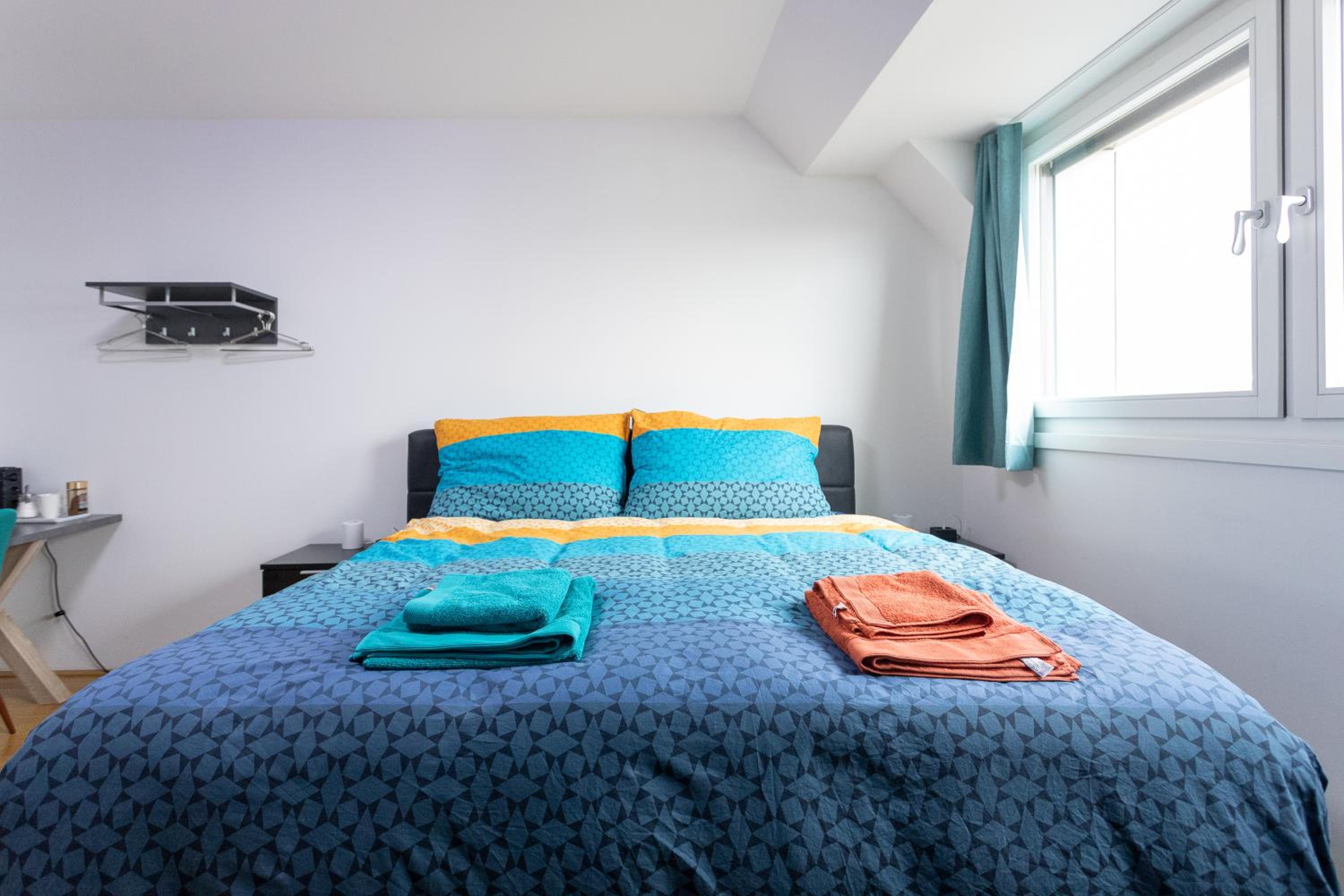 Private room with AC- microwave, personal fridge & metro access - 7 min to center