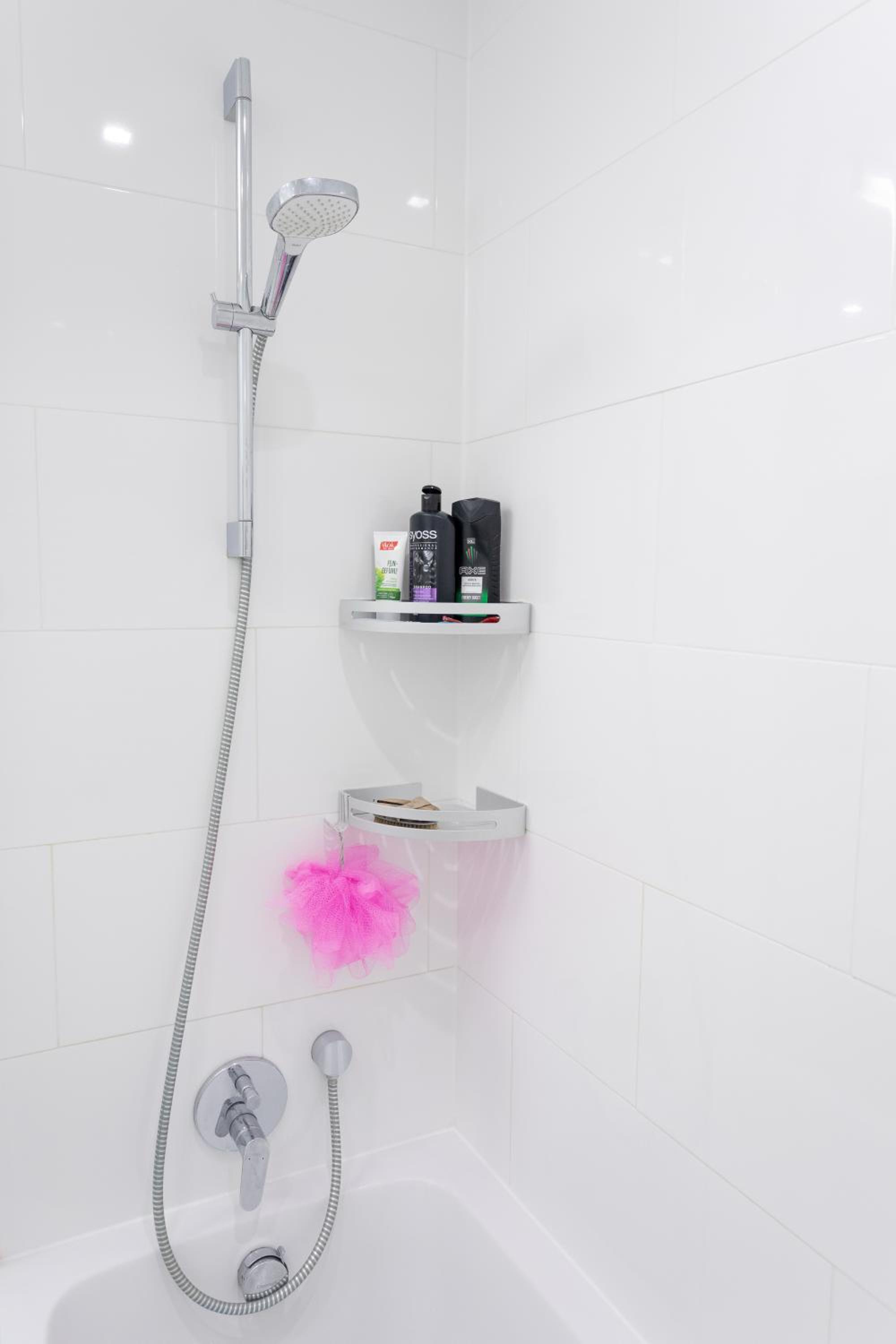 Private room with AC- microwave, personal fridge & metro access - 7 min to center