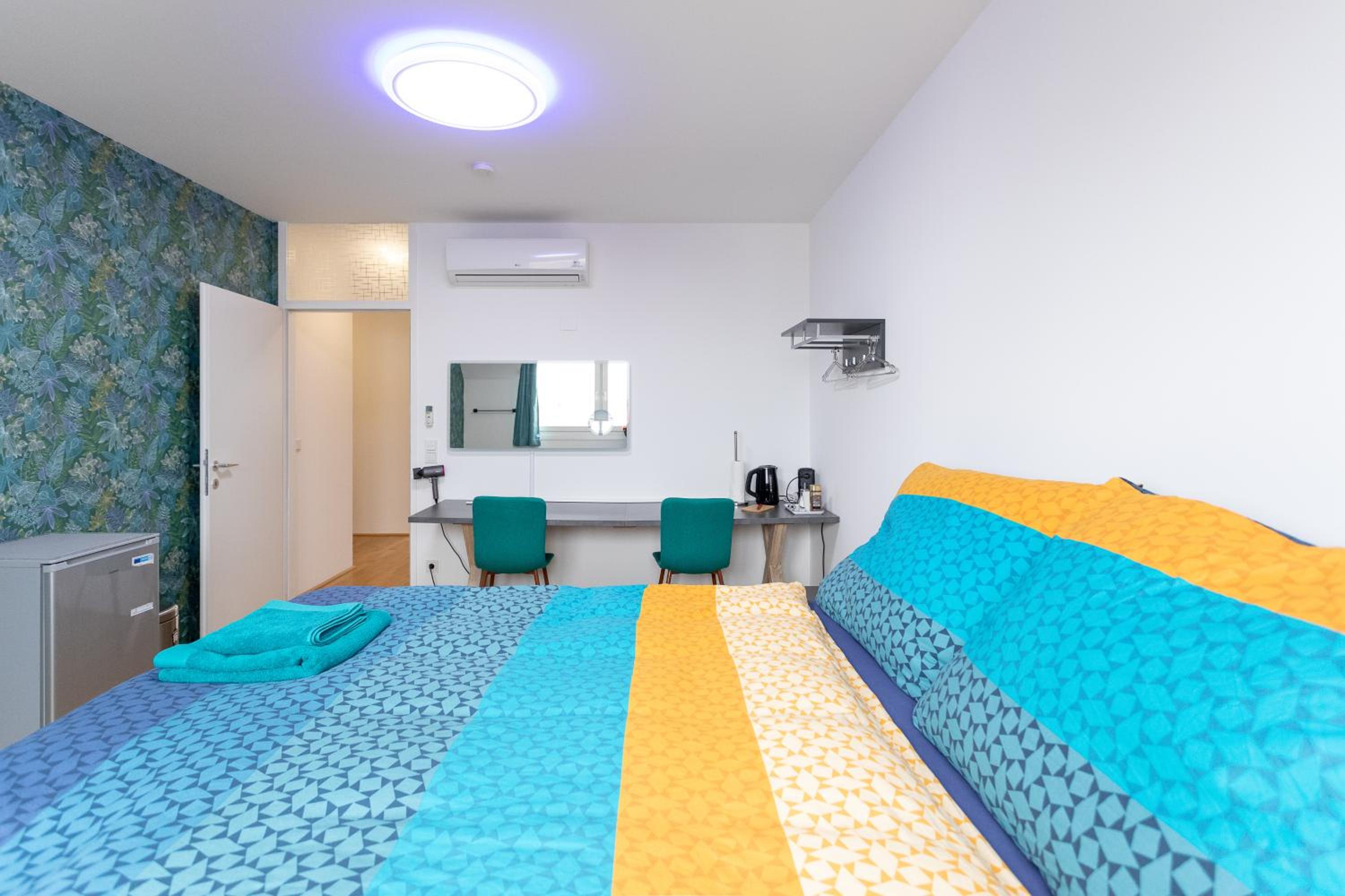 Private room with AC- microwave, personal fridge & metro access - 7 min to center