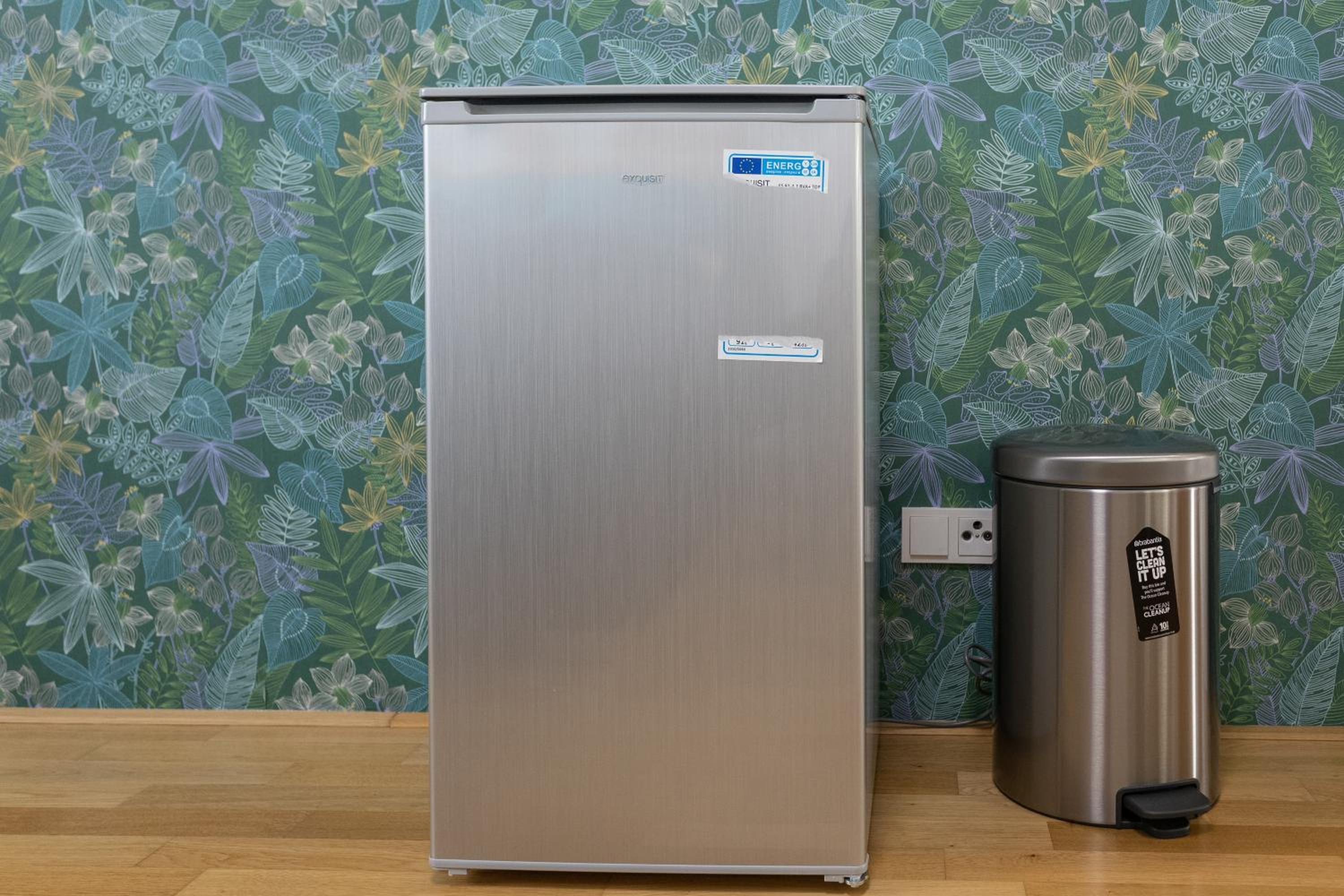 Private room with AC- microwave, personal fridge & metro access - 7 min to center