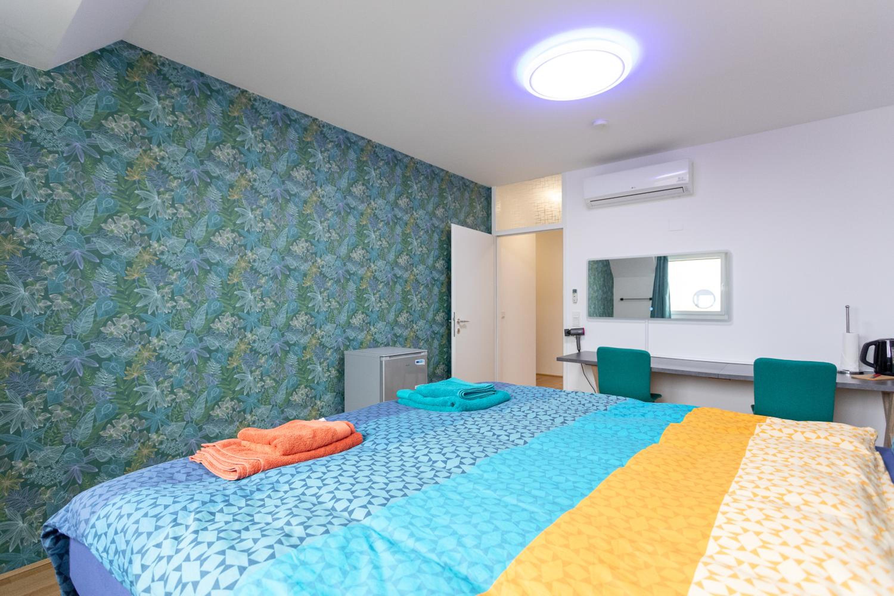 Private room with AC- microwave, personal fridge & metro access - 7 min to center