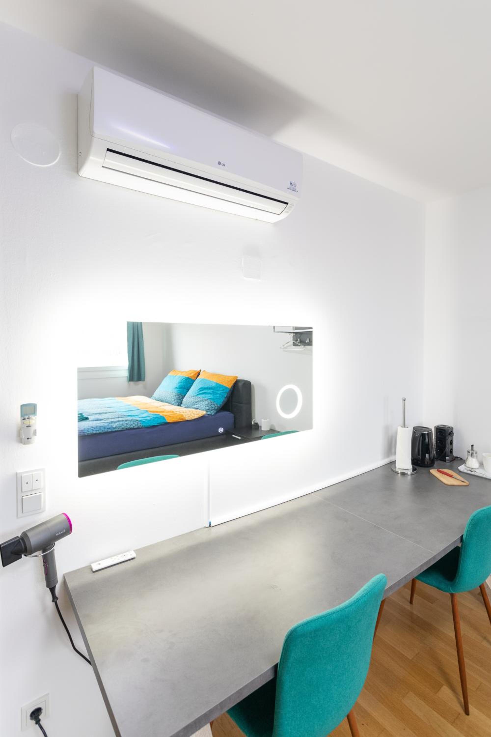 Private room with AC- microwave, personal fridge & metro access - 7 min to center