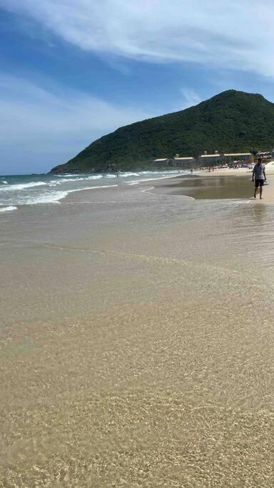 Casa espaçosa na praia do santinho sc