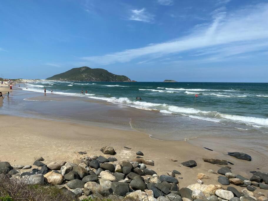Casa espaçosa na praia do santinho sc