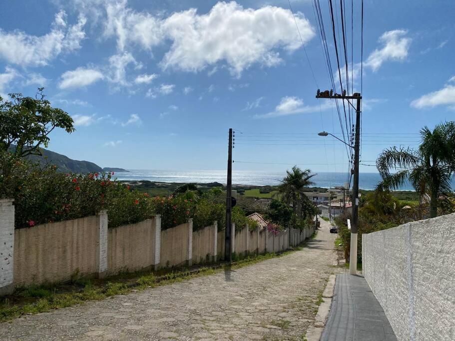 Casa espaçosa na praia do santinho sc