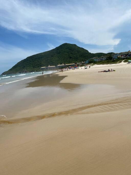 Casa espaçosa na praia do santinho sc