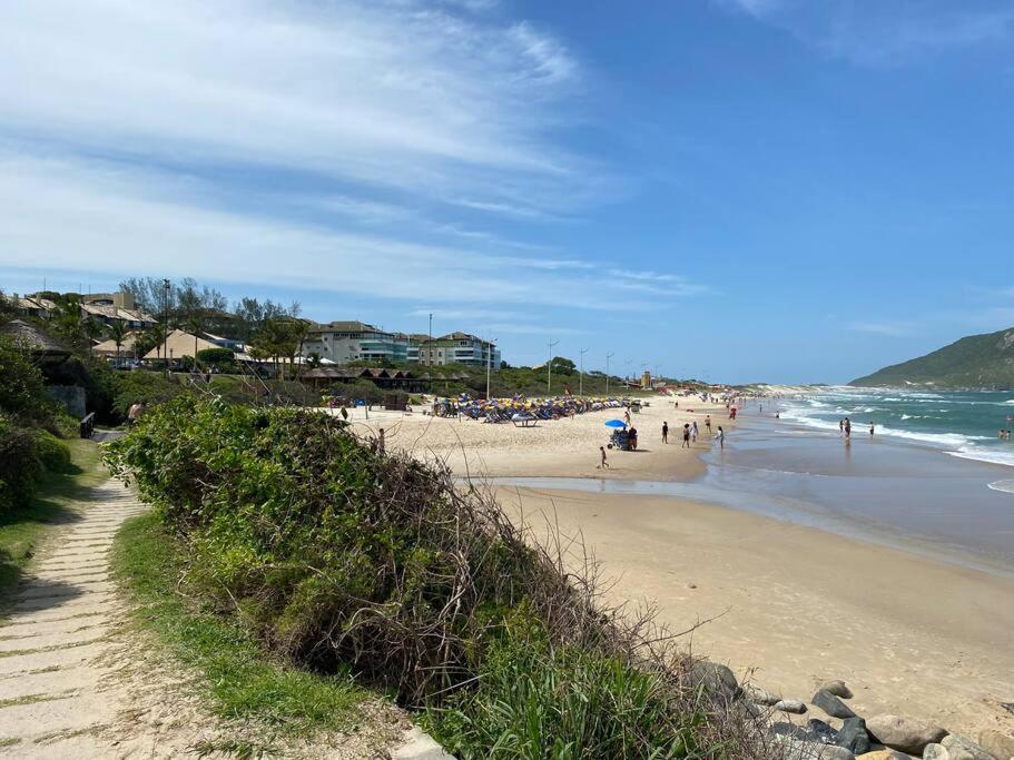Casa espaçosa na praia do santinho sc
