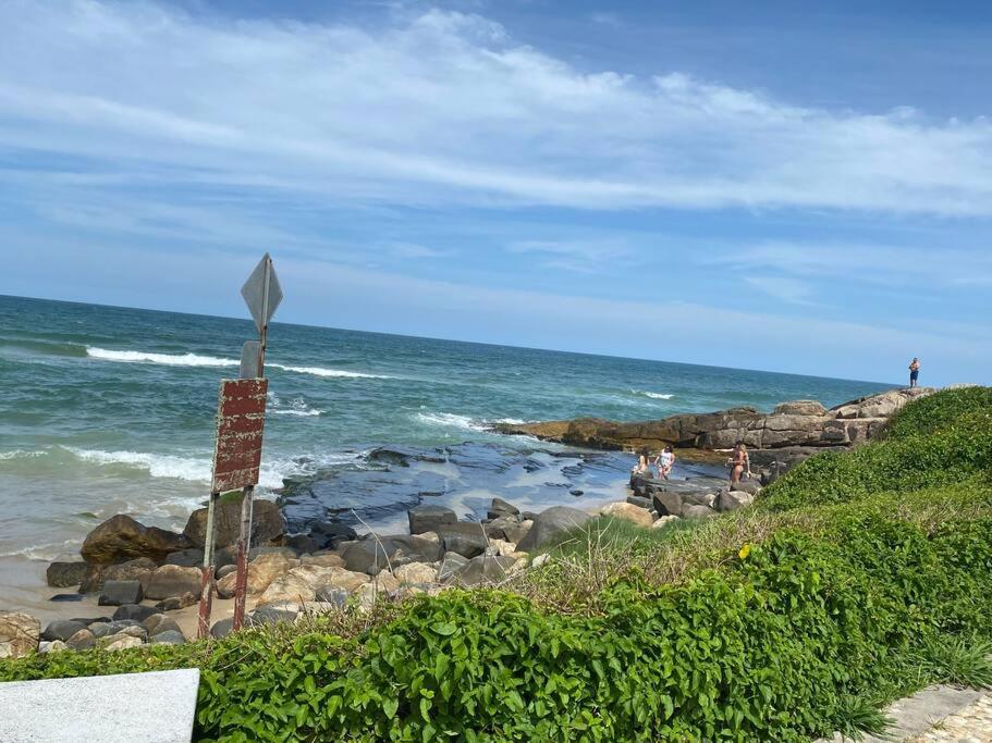 Casa espaçosa na praia do santinho sc