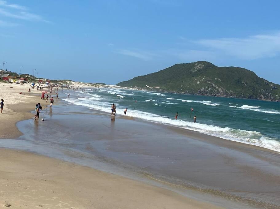 Casa espaçosa na praia do santinho sc