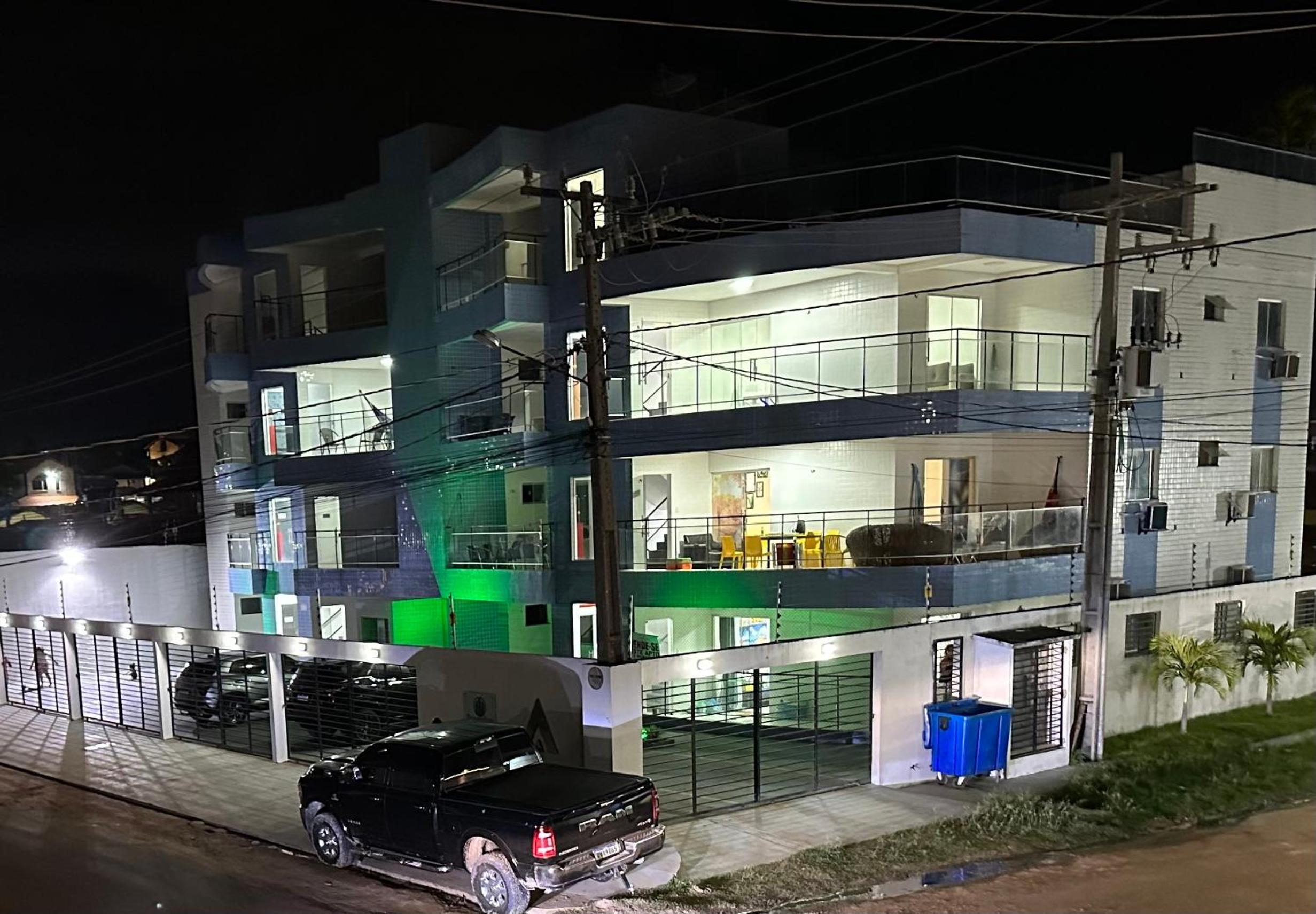 No Atalaia, Fort Poseidon rua do Atalho a 700 metros da praia do Atalaia, apartamento novo decorado, varanda, sala de estar e jantar, 02 suítes, 03 banheir