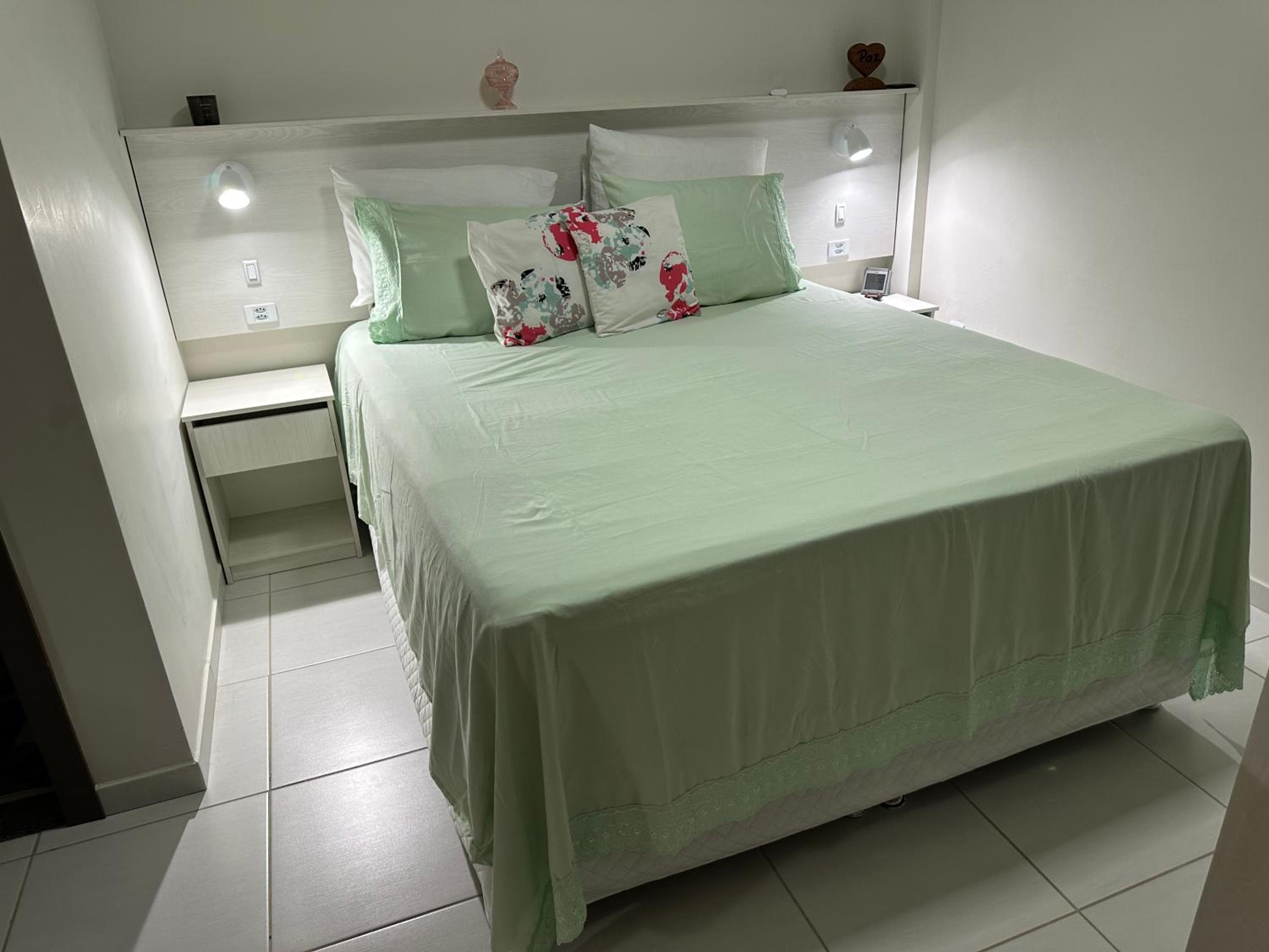 No Atalaia, Fort Poseidon rua do Atalho a 700 metros da praia do Atalaia, apartamento novo decorado, varanda, sala de estar e jantar, 02 suítes, 03 banheir