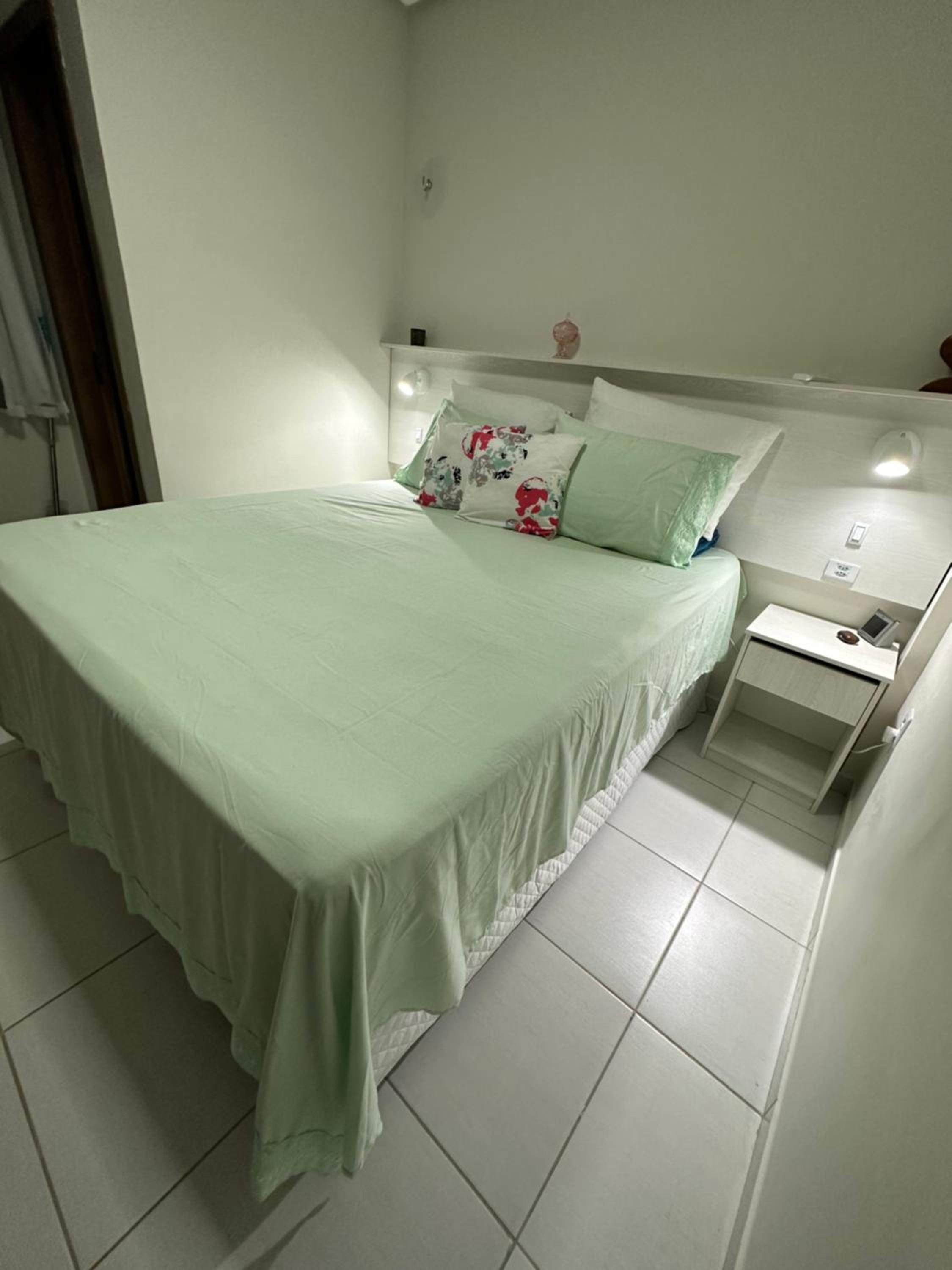 No Atalaia, Fort Poseidon rua do Atalho a 700 metros da praia do Atalaia, apartamento novo decorado, varanda, sala de estar e jantar, 02 suítes, 03 banheir