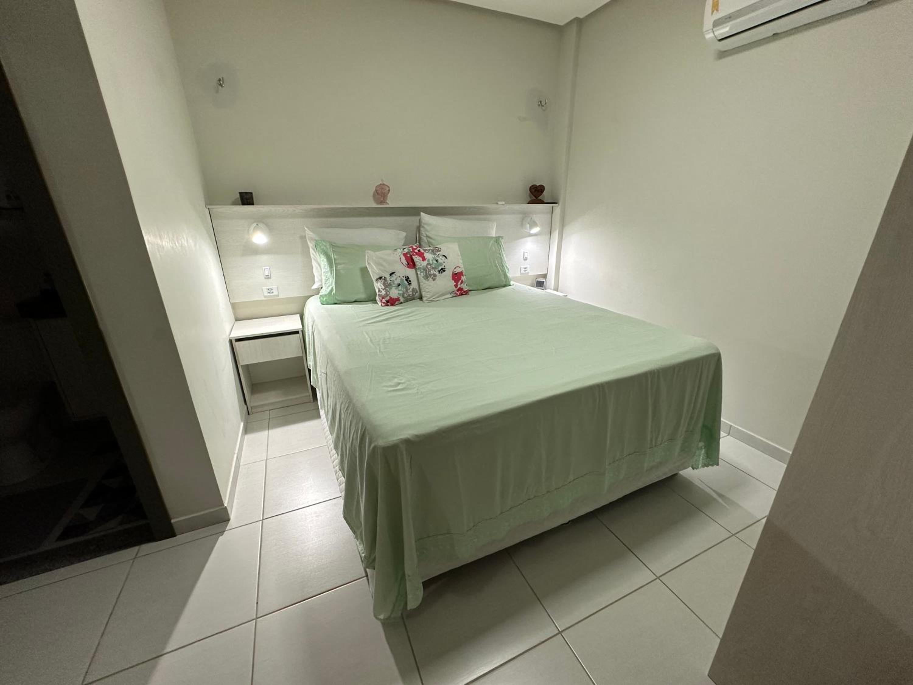 No Atalaia, Fort Poseidon rua do Atalho a 700 metros da praia do Atalaia, apartamento novo decorado, varanda, sala de estar e jantar, 02 suítes, 03 banheir