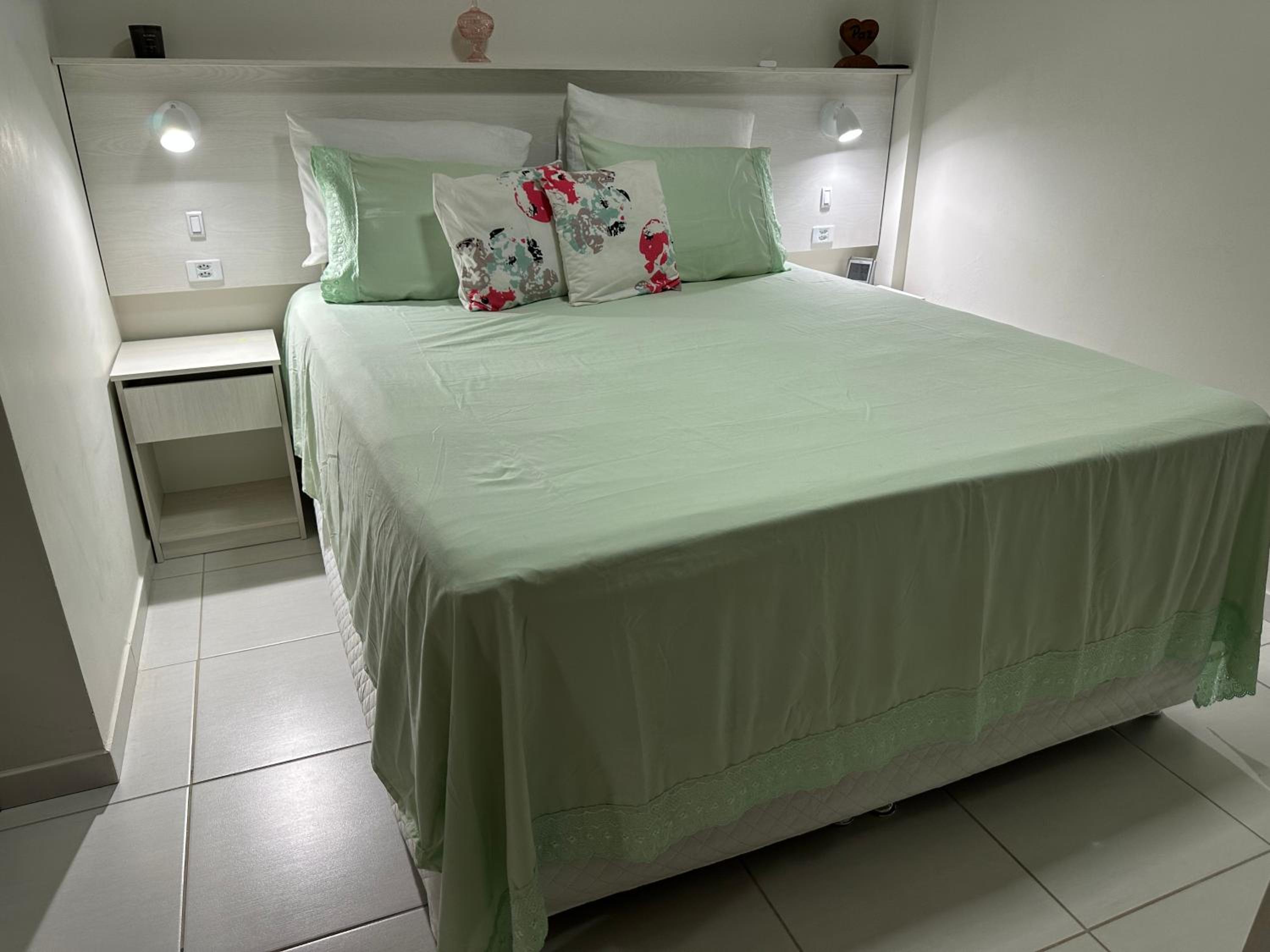 No Atalaia, Fort Poseidon rua do Atalho a 700 metros da praia do Atalaia, apartamento novo decorado, varanda, sala de estar e jantar, 02 suítes, 03 banheir