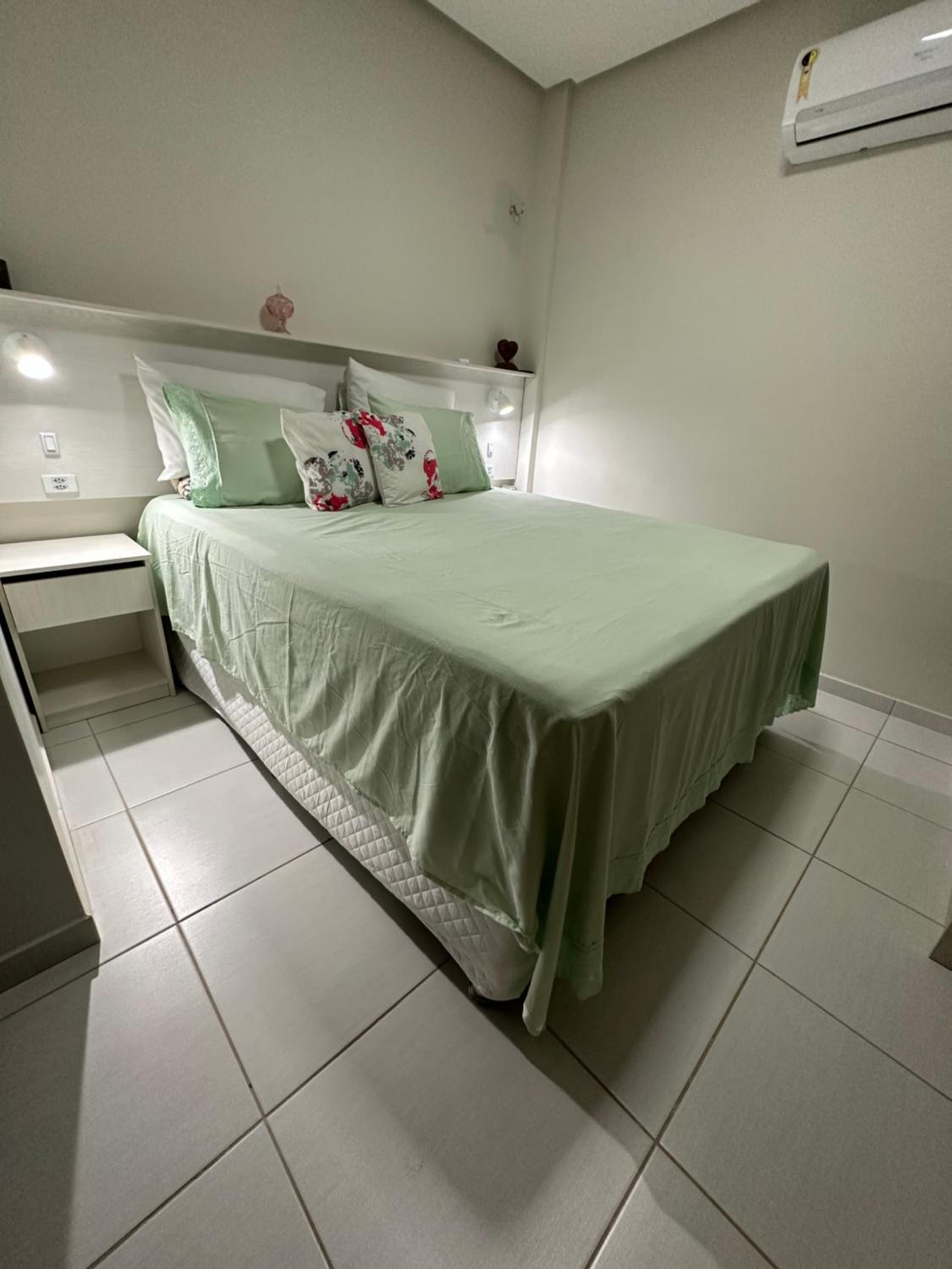No Atalaia, Fort Poseidon rua do Atalho a 700 metros da praia do Atalaia, apartamento novo decorado, varanda, sala de estar e jantar, 02 suítes, 03 banheir