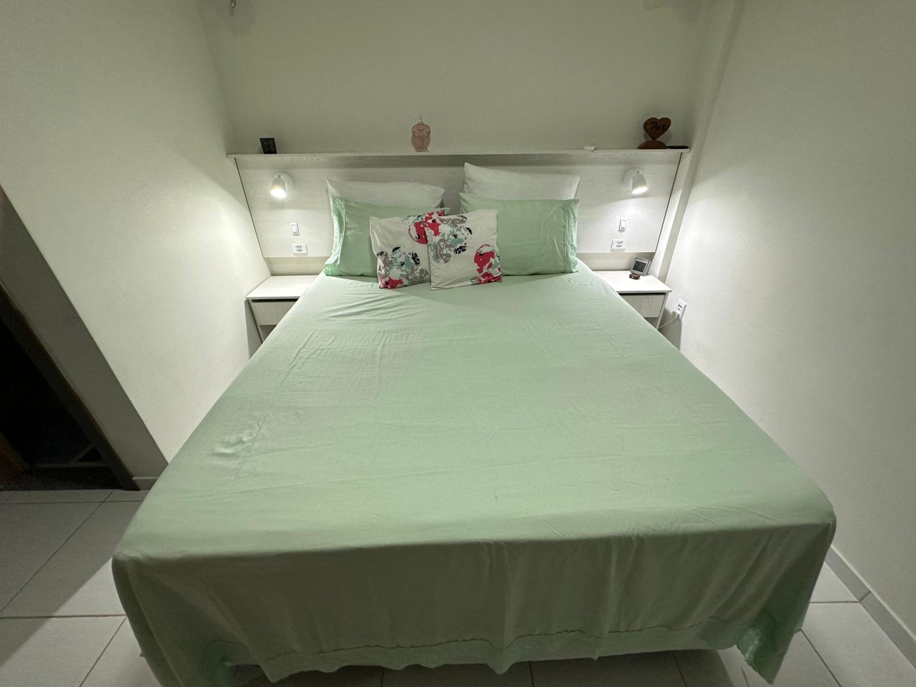 No Atalaia, Fort Poseidon rua do Atalho a 700 metros da praia do Atalaia, apartamento novo decorado, varanda, sala de estar e jantar, 02 suítes, 03 banheir