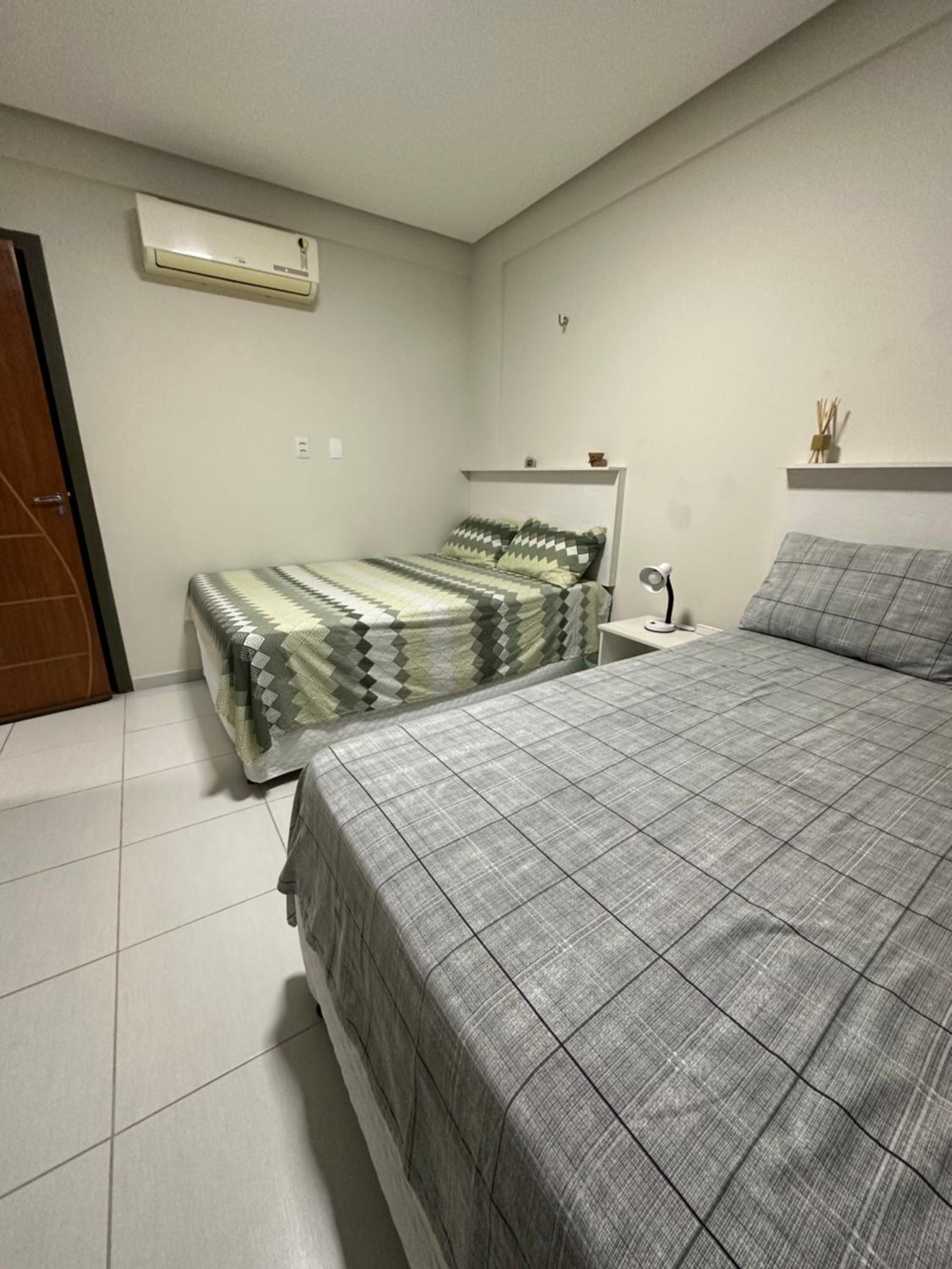 No Atalaia, Fort Poseidon rua do Atalho a 700 metros da praia do Atalaia, apartamento novo decorado, varanda, sala de estar e jantar, 02 suítes, 03 banheir