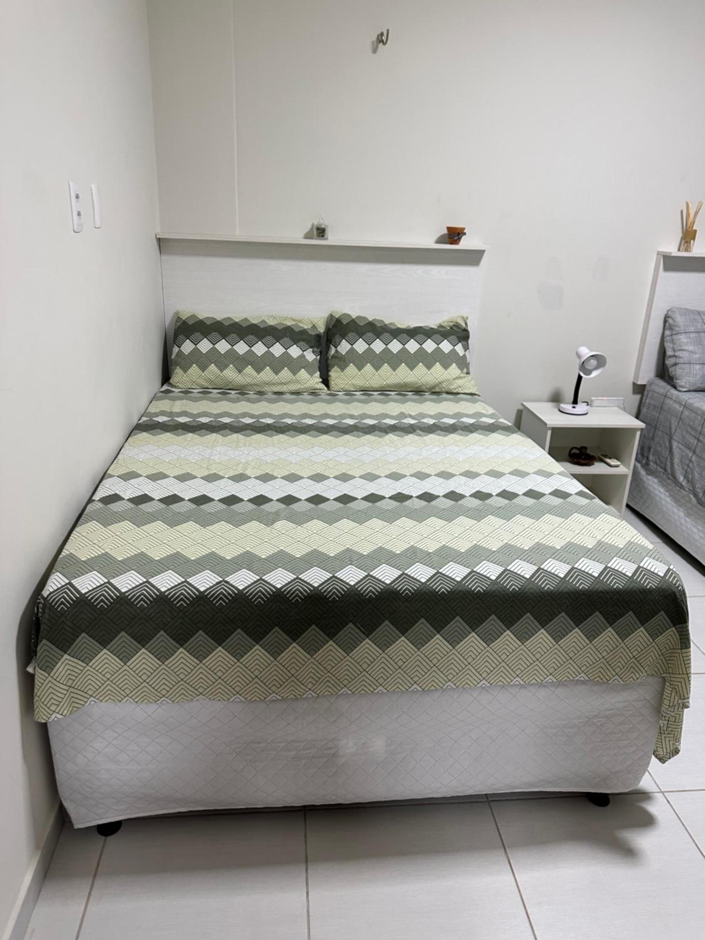 No Atalaia, Fort Poseidon rua do Atalho a 700 metros da praia do Atalaia, apartamento novo decorado, varanda, sala de estar e jantar, 02 suítes, 03 banheir