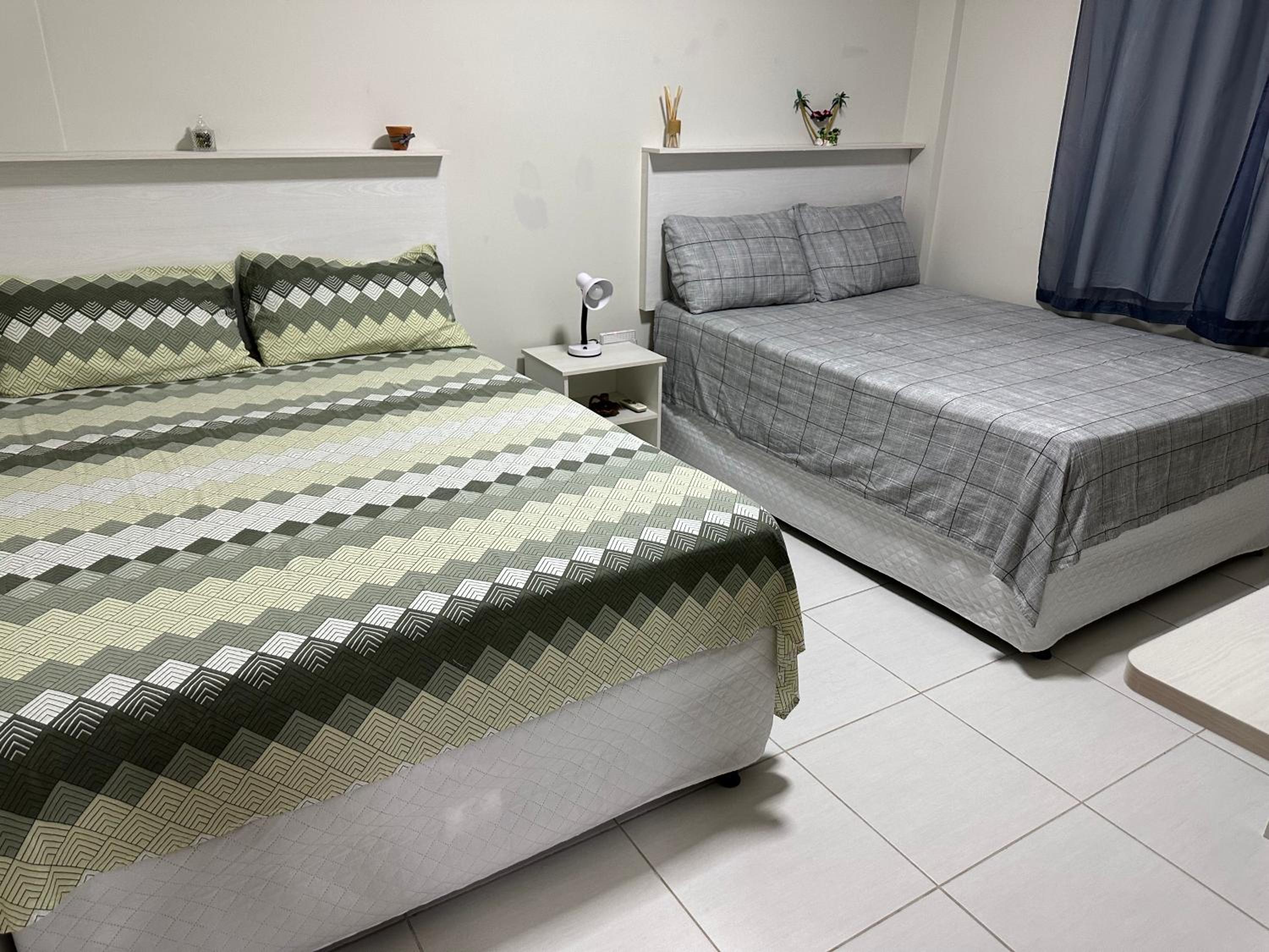 No Atalaia, Fort Poseidon rua do Atalho a 700 metros da praia do Atalaia, apartamento novo decorado, varanda, sala de estar e jantar, 02 suítes, 03 banheir