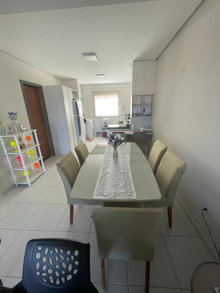 No Atalaia, Fort Poseidon rua do Atalho a 700 metros da praia do Atalaia, apartamento novo decorado, varanda, sala de estar e jantar, 02 suítes, 03 banheir