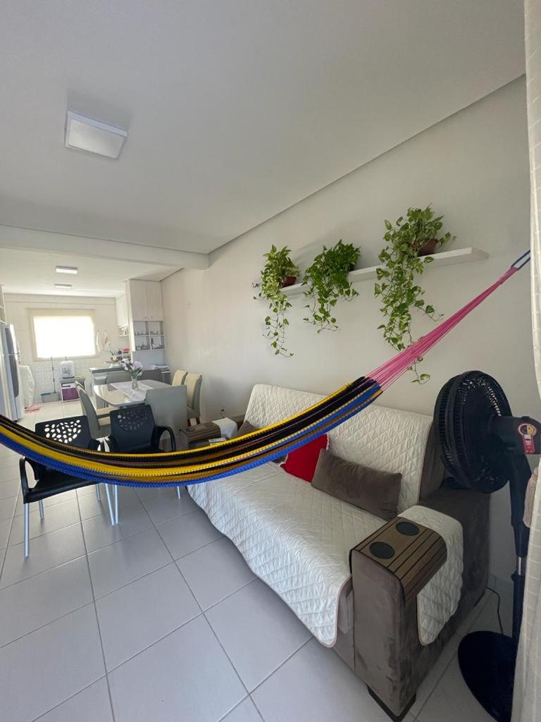 No Atalaia, Fort Poseidon rua do Atalho a 700 metros da praia do Atalaia, apartamento novo decorado, varanda, sala de estar e jantar, 02 suítes, 03 banheir