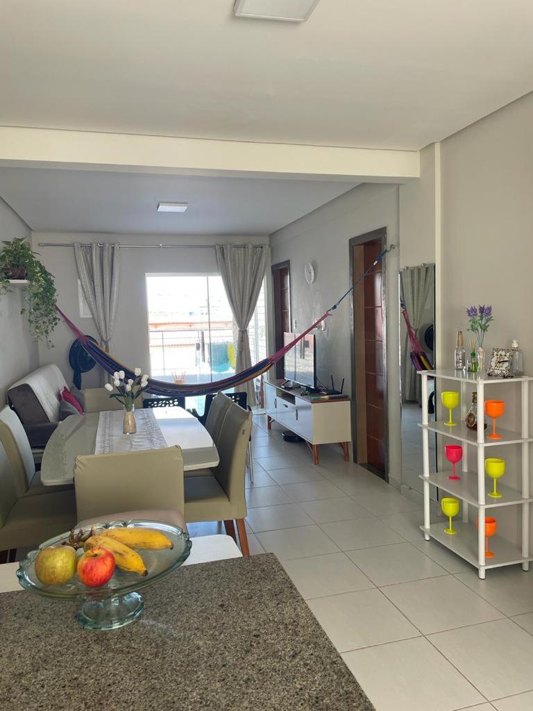 No Atalaia, Fort Poseidon rua do Atalho a 700 metros da praia do Atalaia, apartamento novo decorado, varanda, sala de estar e jantar, 02 suítes, 03 banheir