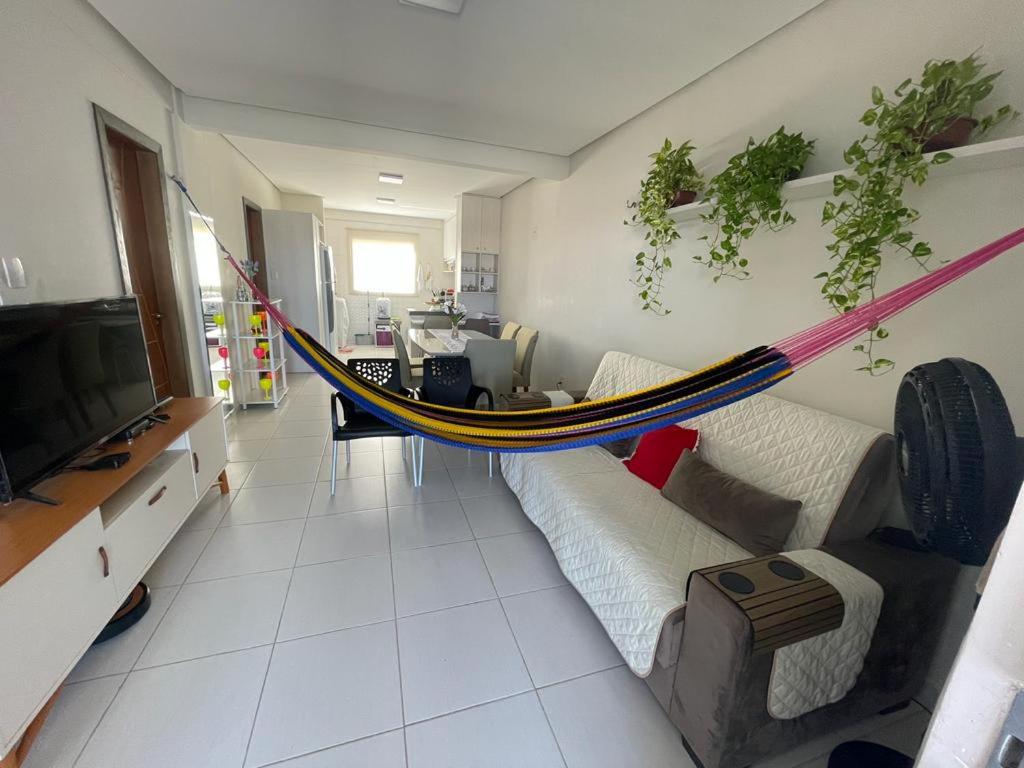 No Atalaia, Fort Poseidon rua do Atalho a 700 metros da praia do Atalaia, apartamento novo decorado, varanda, sala de estar e jantar, 02 suítes, 03 banheir