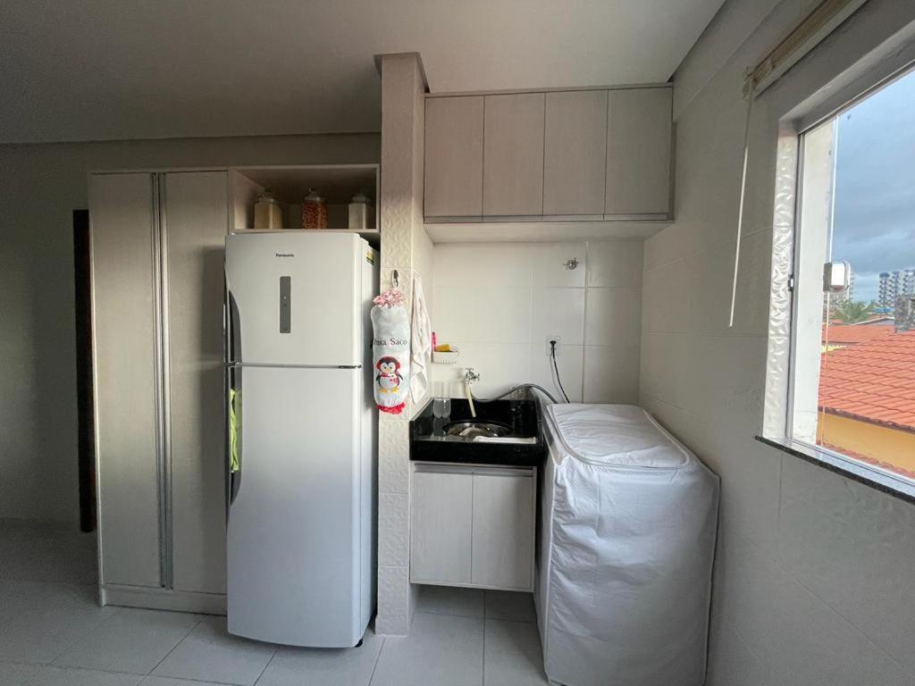 No Atalaia, Fort Poseidon rua do Atalho a 700 metros da praia do Atalaia, apartamento novo decorado, varanda, sala de estar e jantar, 02 suítes, 03 banheir